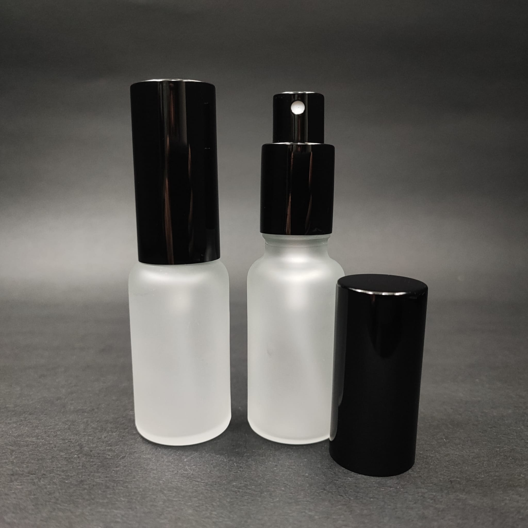 20 ML LÜKS VİDALI VALF ÇEVİRME PARFÜM ŞİŞELERİ - 20 CC BUZLU CAM ŞİŞE - SİYAH METAL SPREYLİ KAPAKLI SET
