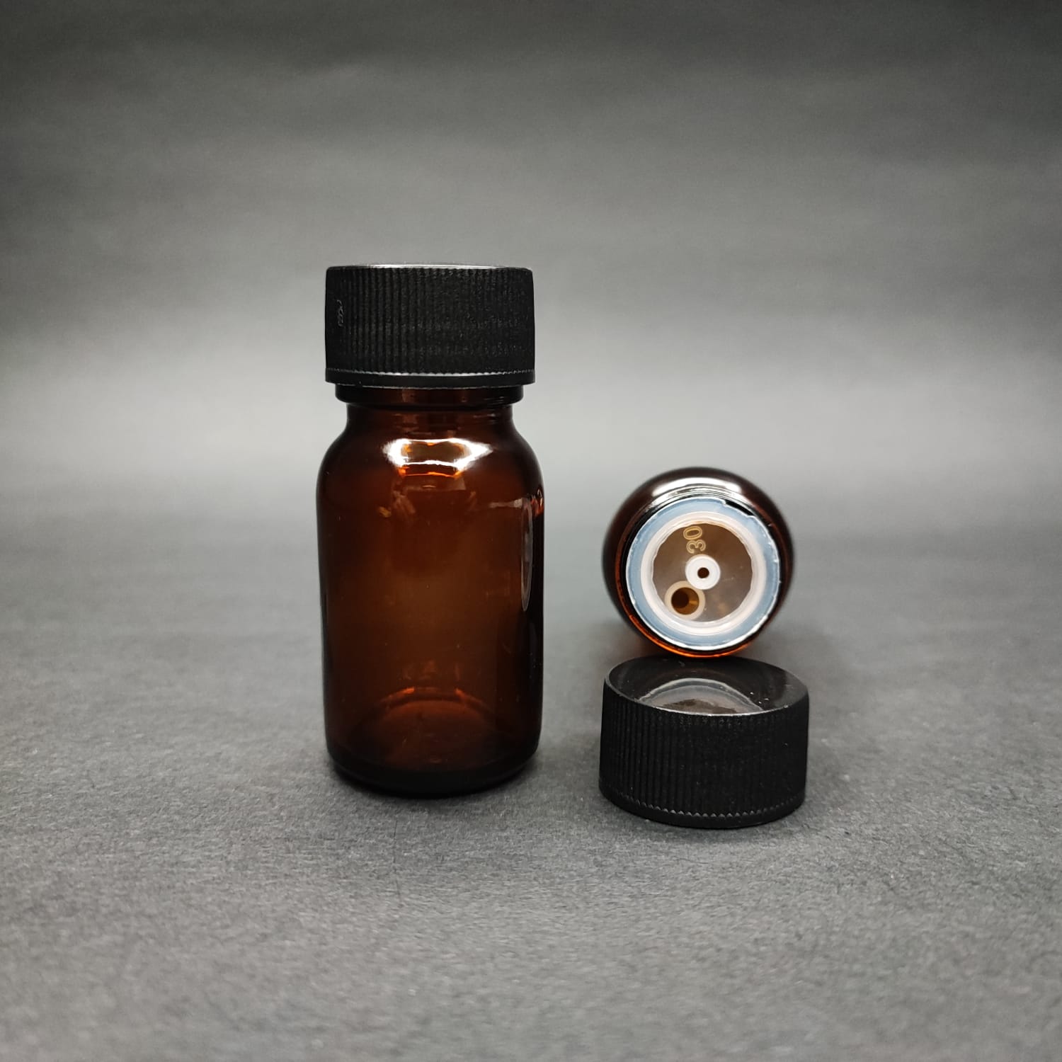 20 ML DOLUMU KOLAY, GENİŞ AĞIZLI İÇTEN DAMLALIKLI ŞİŞE (25 MM AĞIZ) - 20 CC SİYAH CONTALI KAPAKLI İÇTEN DAMLALIKLI CAM ECZA ŞİŞESİ - AMBER KAHVERENGİ