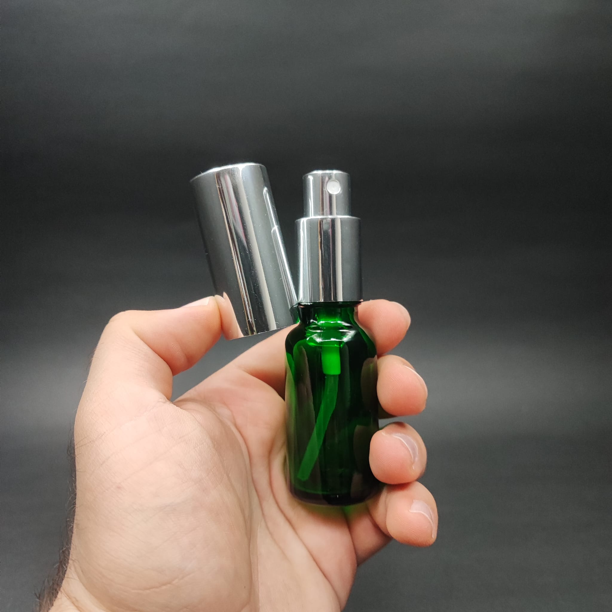 20 ML LÜKS VİDALI VALF ÇEVİRME PARFÜM ŞİŞELERİ - 20 CC YEŞİL CAM ŞİŞE - GÜMÜŞ METAL SPREYLİ KAPAKLI SET