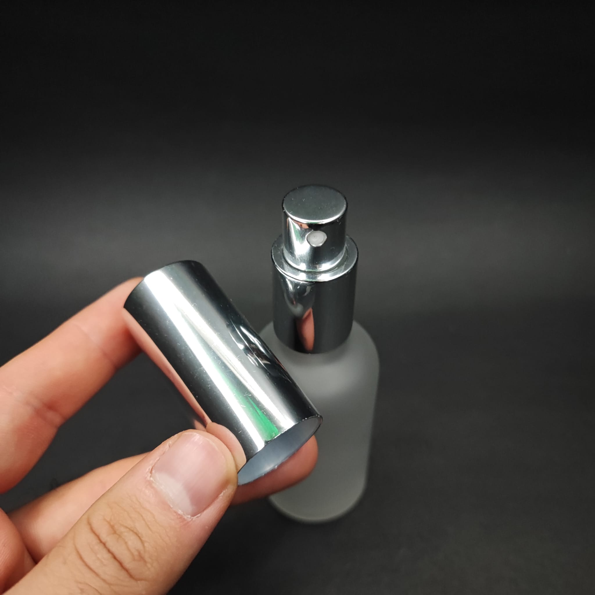 50 ML LÜKS VİDALI VALF ÇEVİRME PARFÜM ŞİŞELERİ - 50 CC BUZLU CAM ŞİŞE - GÜMÜŞ METAL SPREYLİ KAPAKLI SET