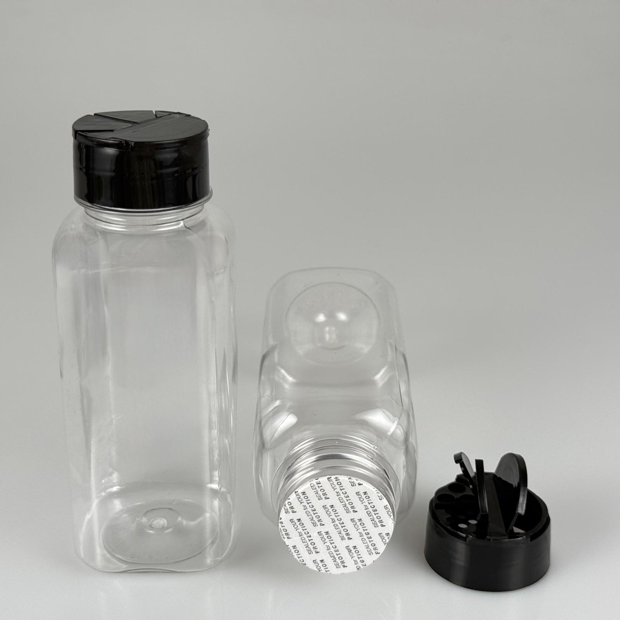 PLASTİK KARE BAHARATLIK KAVANOZ - 300 ML PET BAHARAT, TOZ, PUDRA VB İÇİN PET ŞİŞE + SİYAH AÇILIR KAPANIR DELİKLİ KAPAKLI + KENDİNDEN YAPIŞKANLI KÖPÜK CONTALI TAKIM - 300 CC