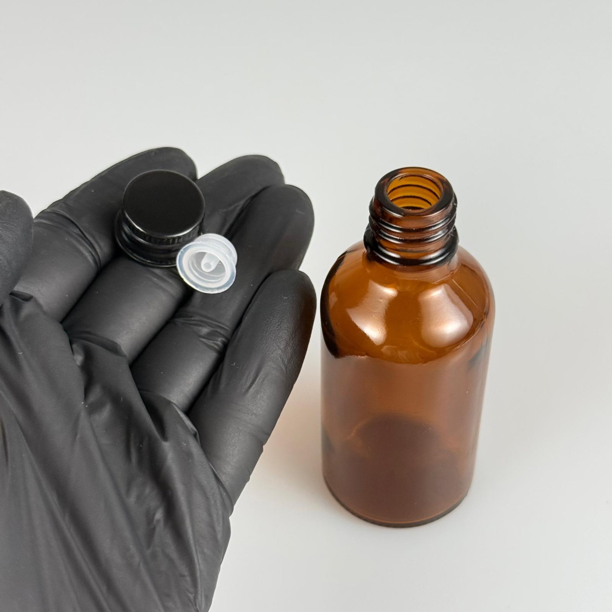 50 CC AMBER CAM ŞİŞE + KÖPÜK CONTALI SİYAH ALÜMİNYUM METAL KAPAKLI + DAMLALIKLI KOLONYA TIPALI TAKIM - 50 ML KAHVERENGİ CAM ŞİŞE