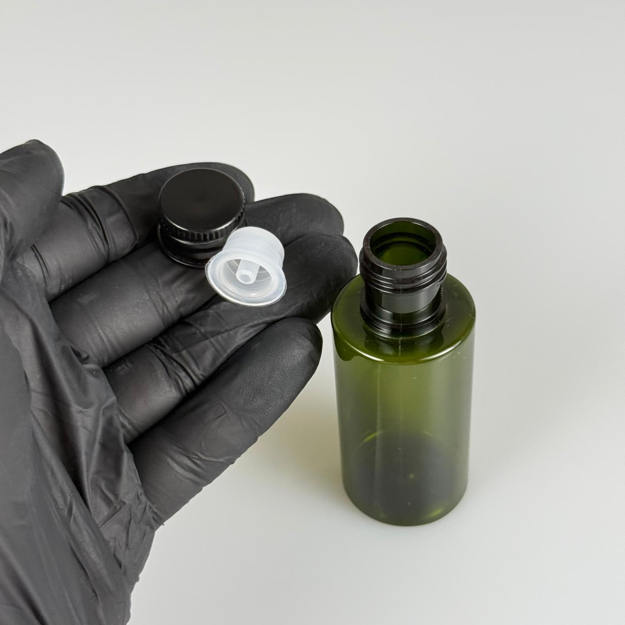 35 CC  SİLİNDİR YEŞİL PET ŞİŞE + KÖPÜK CONTALI SİYAH ALÜMİNYUM METAL KAPAKLI + DAMLALIKLI KOLONYA TIPALI TAKIM - 35 ML PLASTİK ŞİŞE