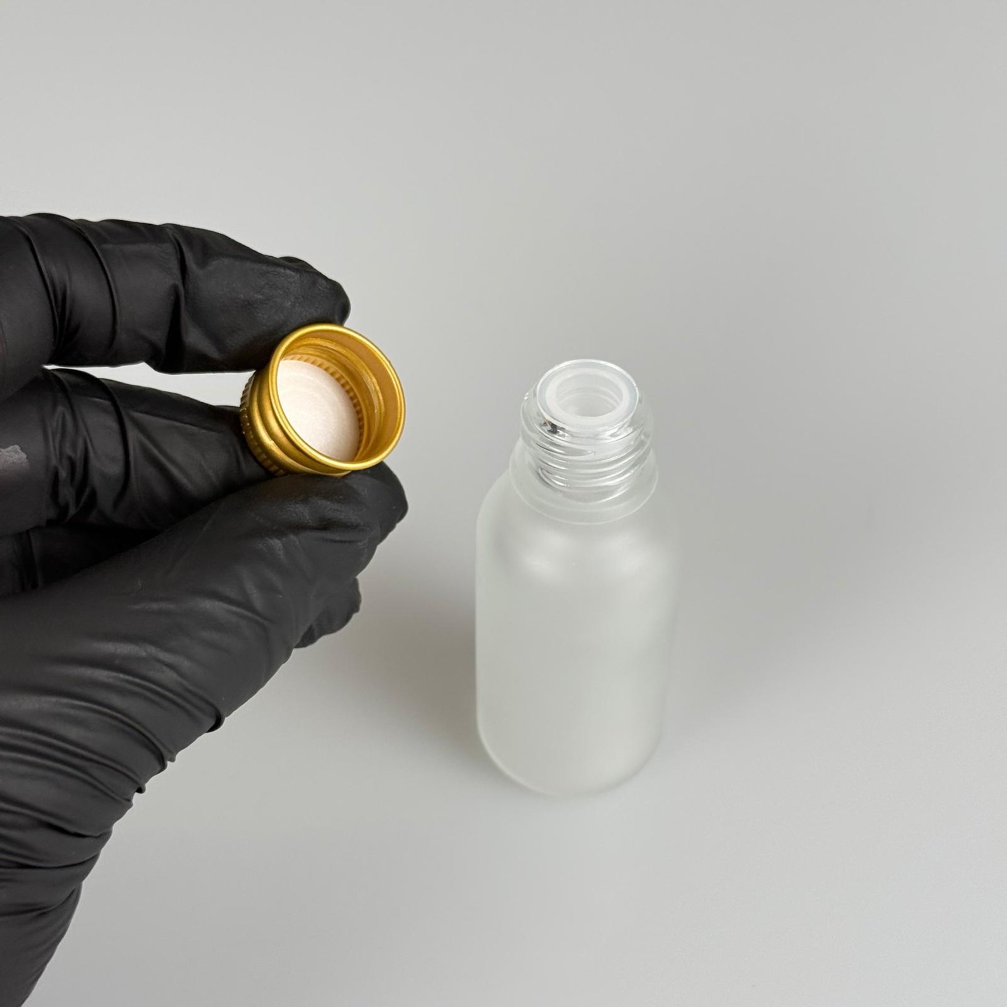 20 CC BUZLU CAM ŞİŞE + KÖPÜK CONTALI GOLD ALÜMİNYUM METAL KAPAKLI + KÖR TIPALI TAKIM - 20 ML BUZLU CAM ŞİŞE