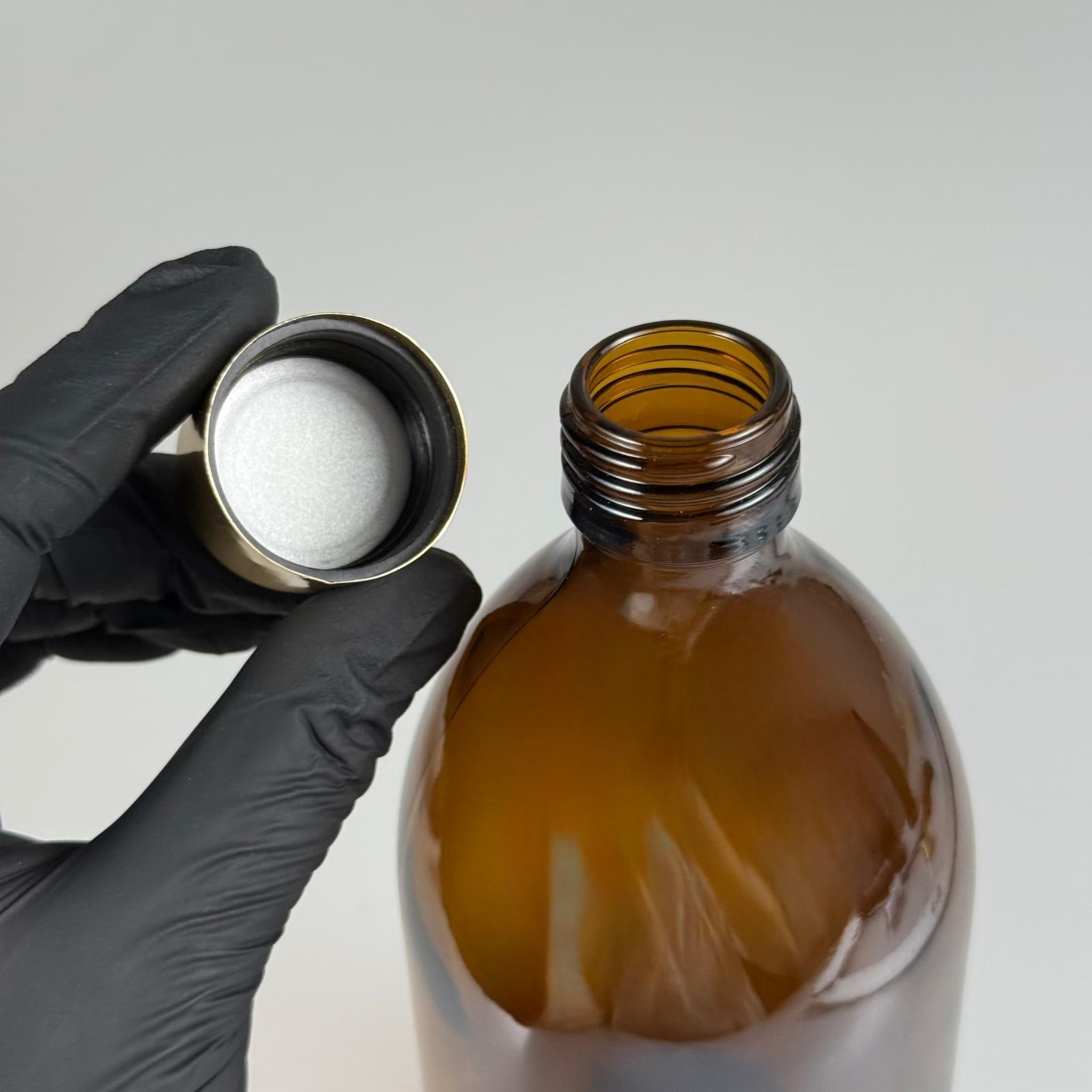500 CC AMBER TOMBUL ÖZEL SERİ CAM ŞİŞE + ALÜMİNYUM KAPLAMALI GOLD KAPAKLI TAKIM - 500 ML KAHVERENGİ CAM ŞİŞE