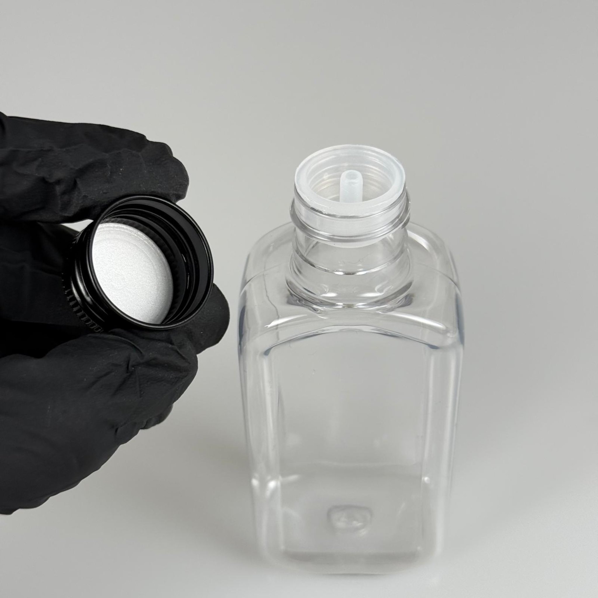 100 CC YASSI KÖŞELİ MODEL ŞEFFAF PET ŞİŞE (24 AĞIZ) + KÖPÜK CONTALI SİYAH METAL ALÜMİNYUM KAPAK + KOLONYA TIPALI TAKIM - 100 ML KAPAKLI PLASTİK ŞİŞELER