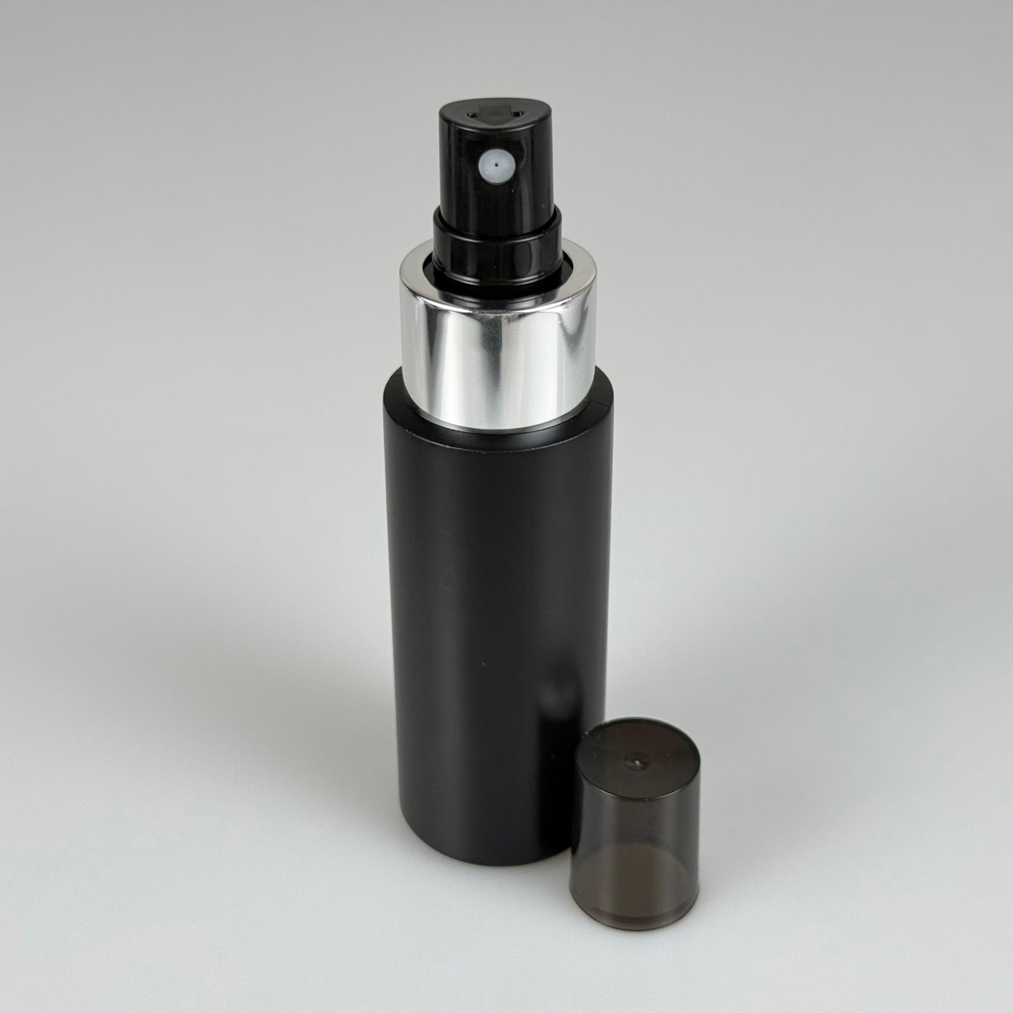 50 CC  SİYAH POLİETİLEN PLASTİK ŞİŞE + GÜMÜŞ SPREY ( ÜSTÜ SİYAH - SİYAH KAPAKLI ) TAKIM - 50 ML SPREYLİ SİYAH PLASTİK ŞİŞE