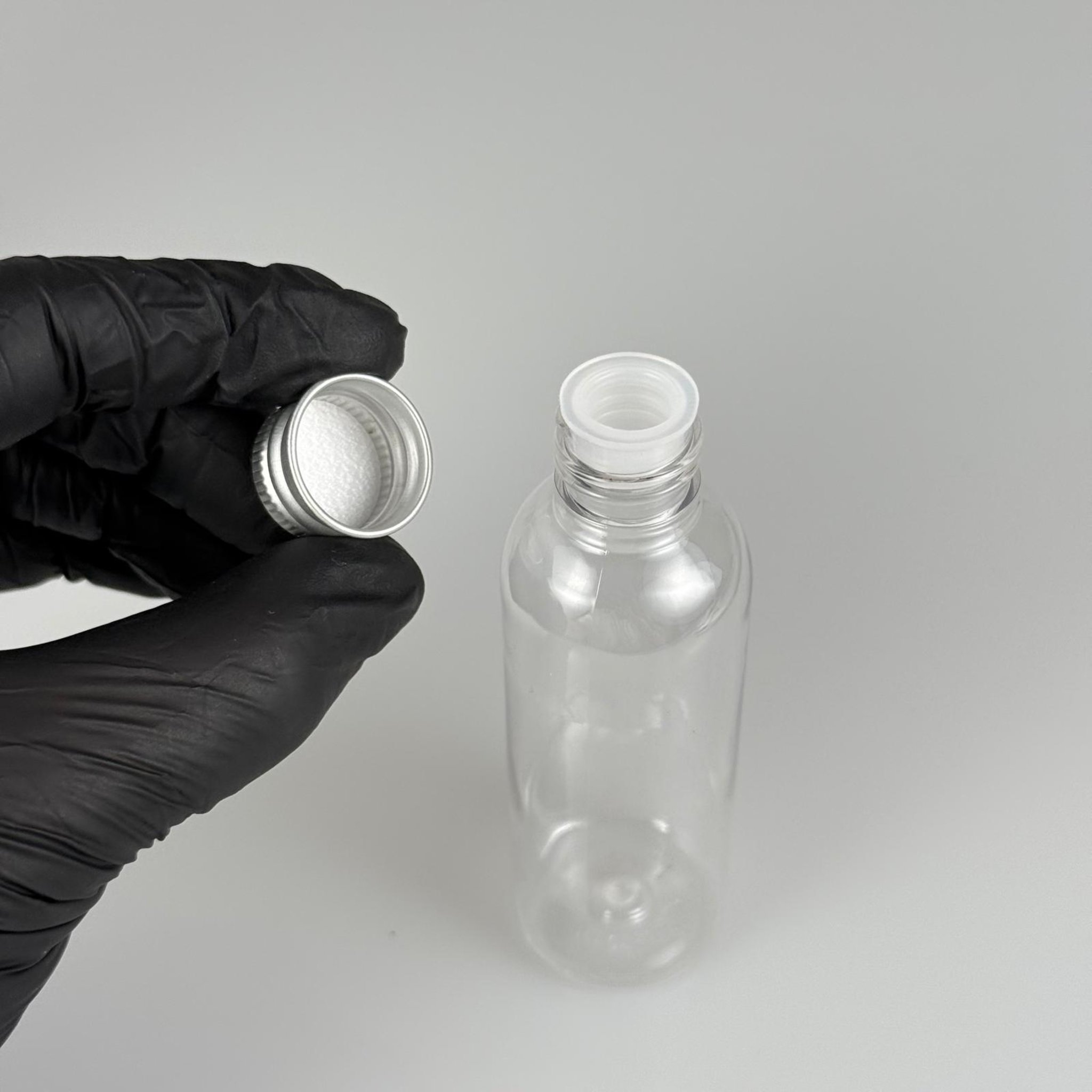 50 CC ŞEFFAF SİLİNDİR UZUN MODEL PET ŞİŞE + KÖPÜK CONTALI GÜMÜŞ ALÜMİNYUM METAL KAPAKLI + KÖR TIPALI TAKIM - 50 ML PLASTİK ŞİŞE