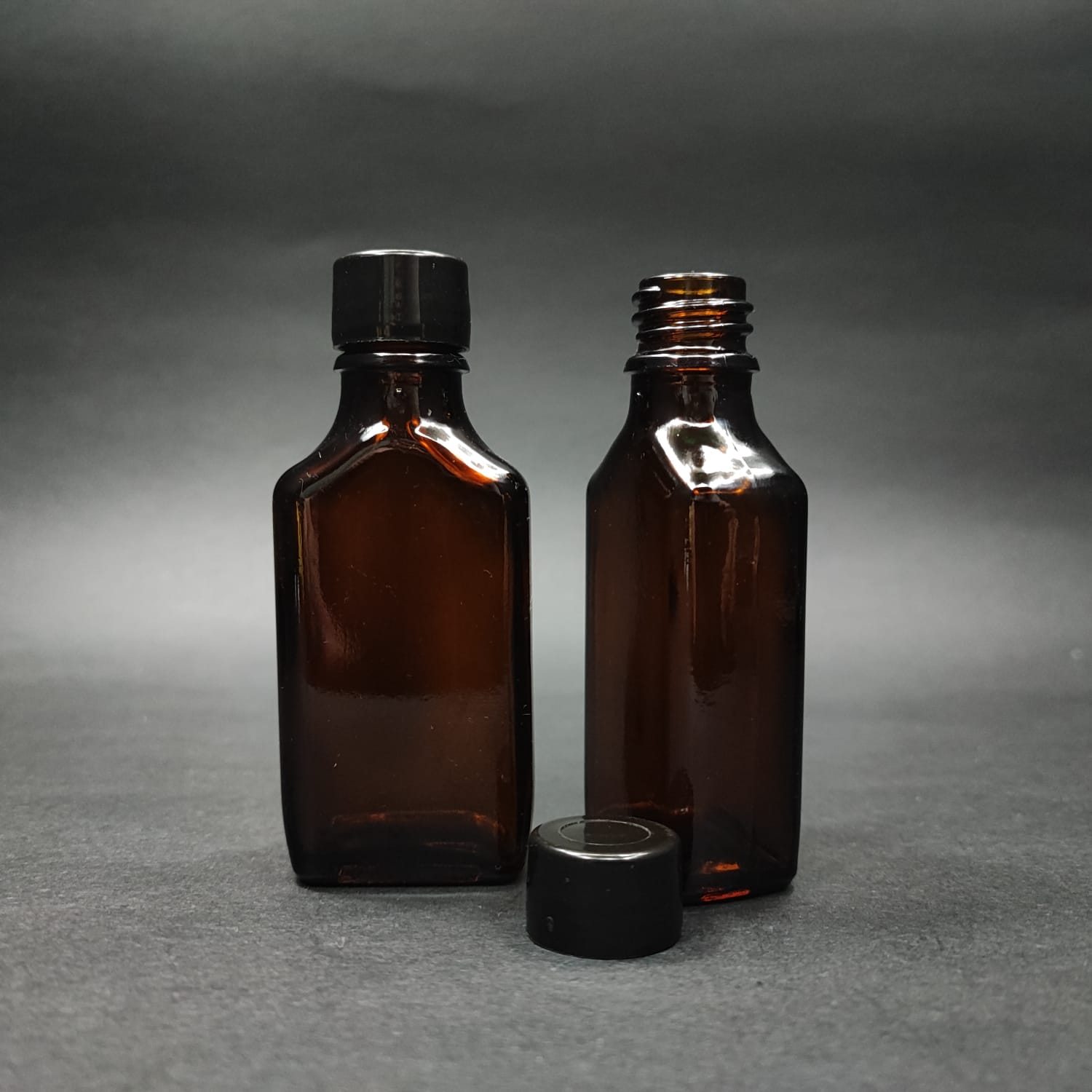 30 CC AMBER YASSI CAM ŞİŞE + KENDİNDEN CONTALI SIZDIRMAZ SİYAH KAPAK - 30 ML KAPAKLI CAM ŞİŞE