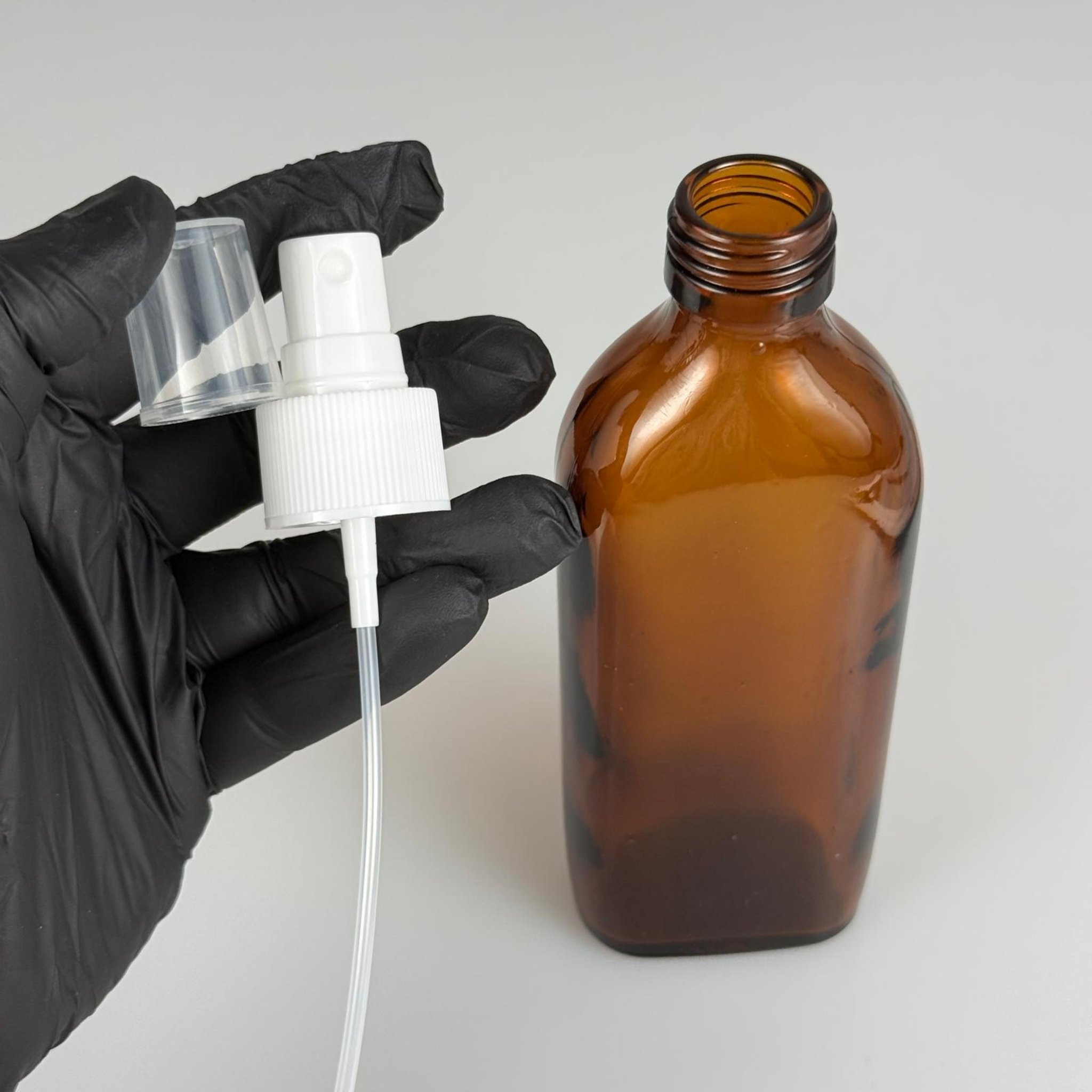 150 ML YASSI AMBER SPREYLİ CAM ŞİŞE - 150 CC YASSI KAHVERENGİ CAM ŞİŞE + 25 MM BEYAZ SPREY FISFIS TAKIM