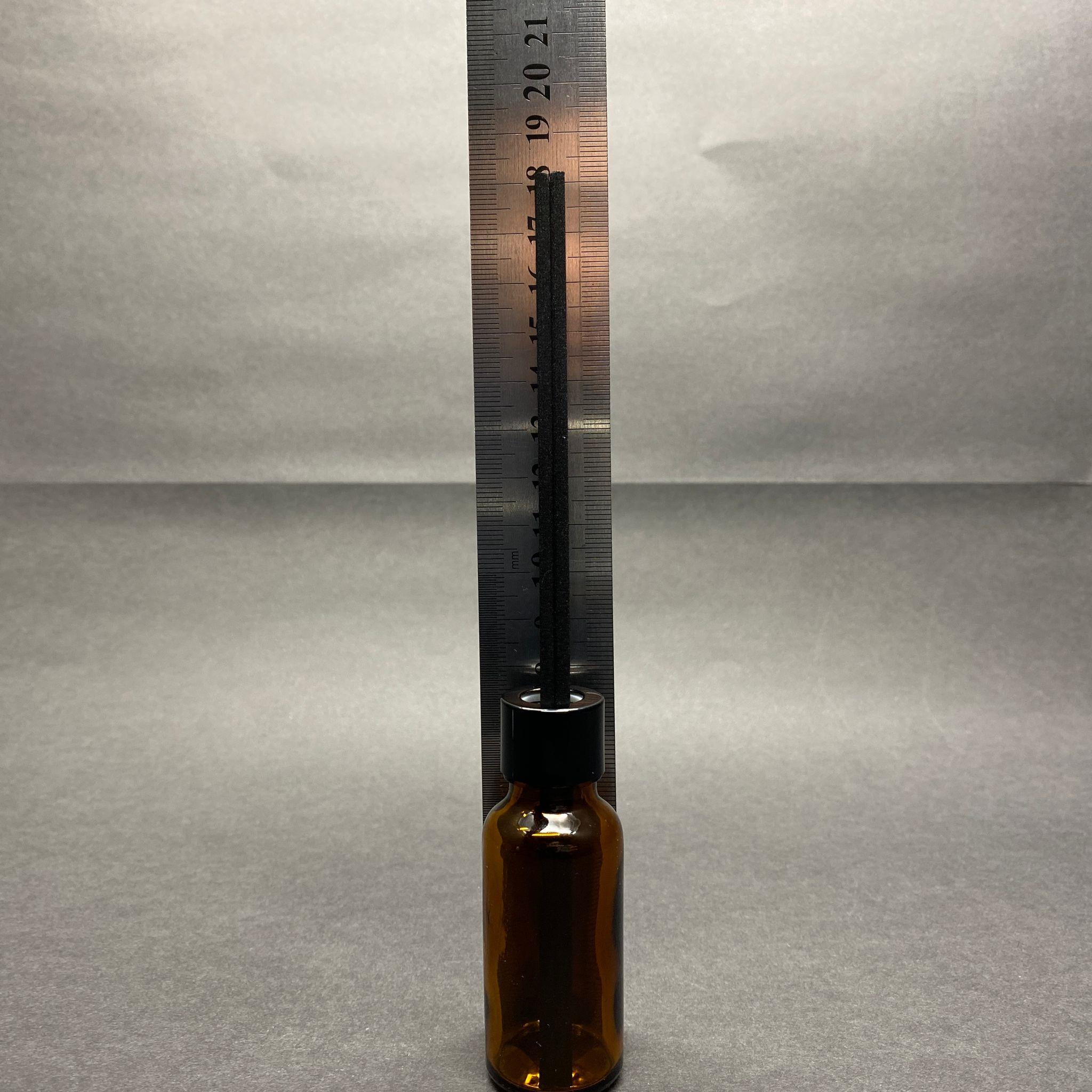 20 CC AMBER CAM BAMBU ODA KOKUSU ŞİŞESİ - 20 ML ÇUBUKLU BAMBU ODA KOKUSU ŞİŞESİ - DİFÜZÖR ŞİŞE- CAM ŞİŞE + SİYAH METAL KAPAK + PLASTİK TIPA + 2 ADET FİBER SİYAH BAMBU ÇUBUK