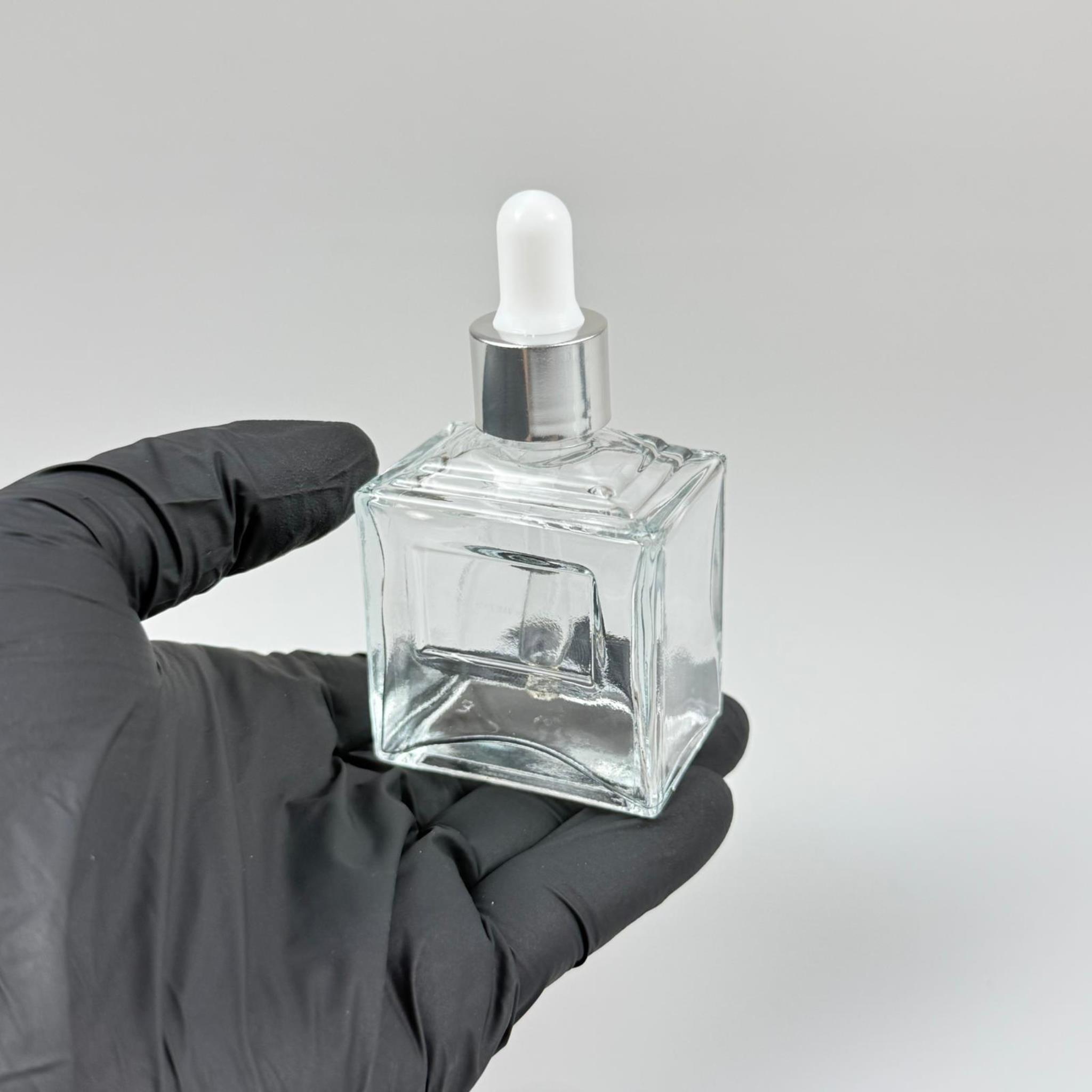 50 CC KÖŞELİ PRİZMA PRESTİJLİ CAM DAMLALIKLI ŞİŞE - BEYAZ EMZİK - GÜMÜŞ METALİK KAPAK - 50 ML CAM DAMLALIKLI ŞİŞE - DAMLALIKLI BOŞ ŞİŞE
