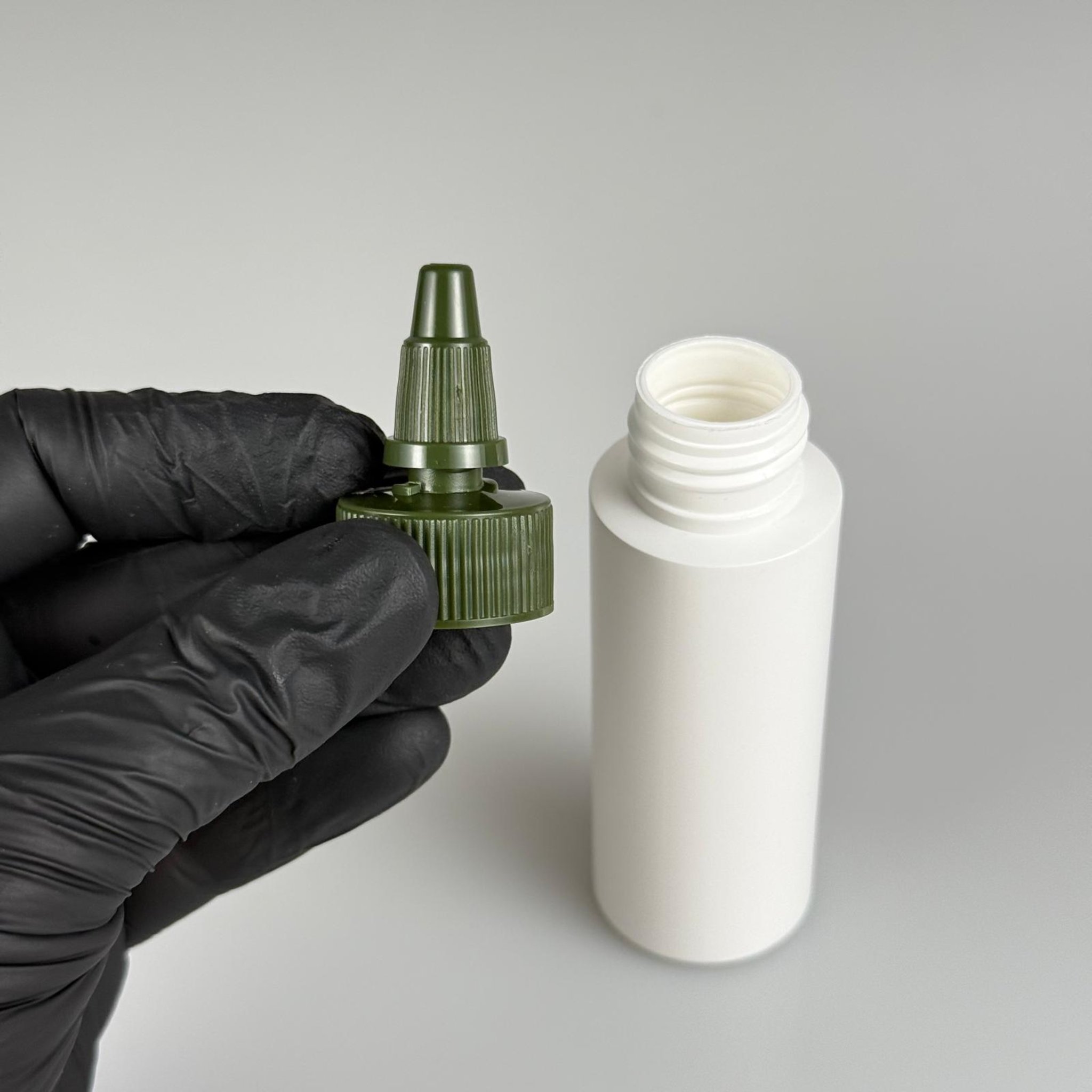 YAĞ, SOS, ACI SOS, SİRKE, SRIRACHA, MÜREKKEP, TUTKAL AKITICI VB BOŞ ŞİŞELERİ - YEŞİL SİVRİ TWİST ASANSÖR AKITICI KAPAK + 50 ML BEYAZ POLİETİLEN PLASTİK ŞİŞE TAKIM