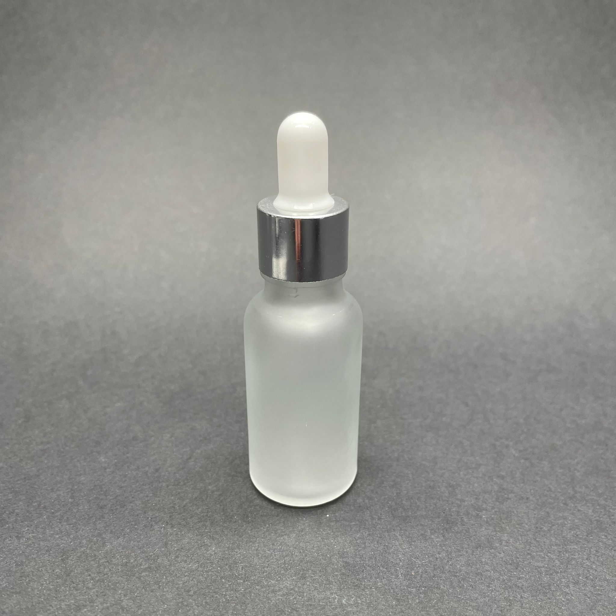 20 CC BUZLU CAM DAMLALIKLI ŞİŞE - BEYAZ EMZİK - GÜMÜŞ METAL KAPAK - 20 ML BUZLU CAM DAMLALIKLI ŞİŞE - SERUM ŞİŞESİ DAMLALIKLI - BOŞ SERUM ŞİŞESİ - TOPTAN DAMLALIKLI ŞİŞE