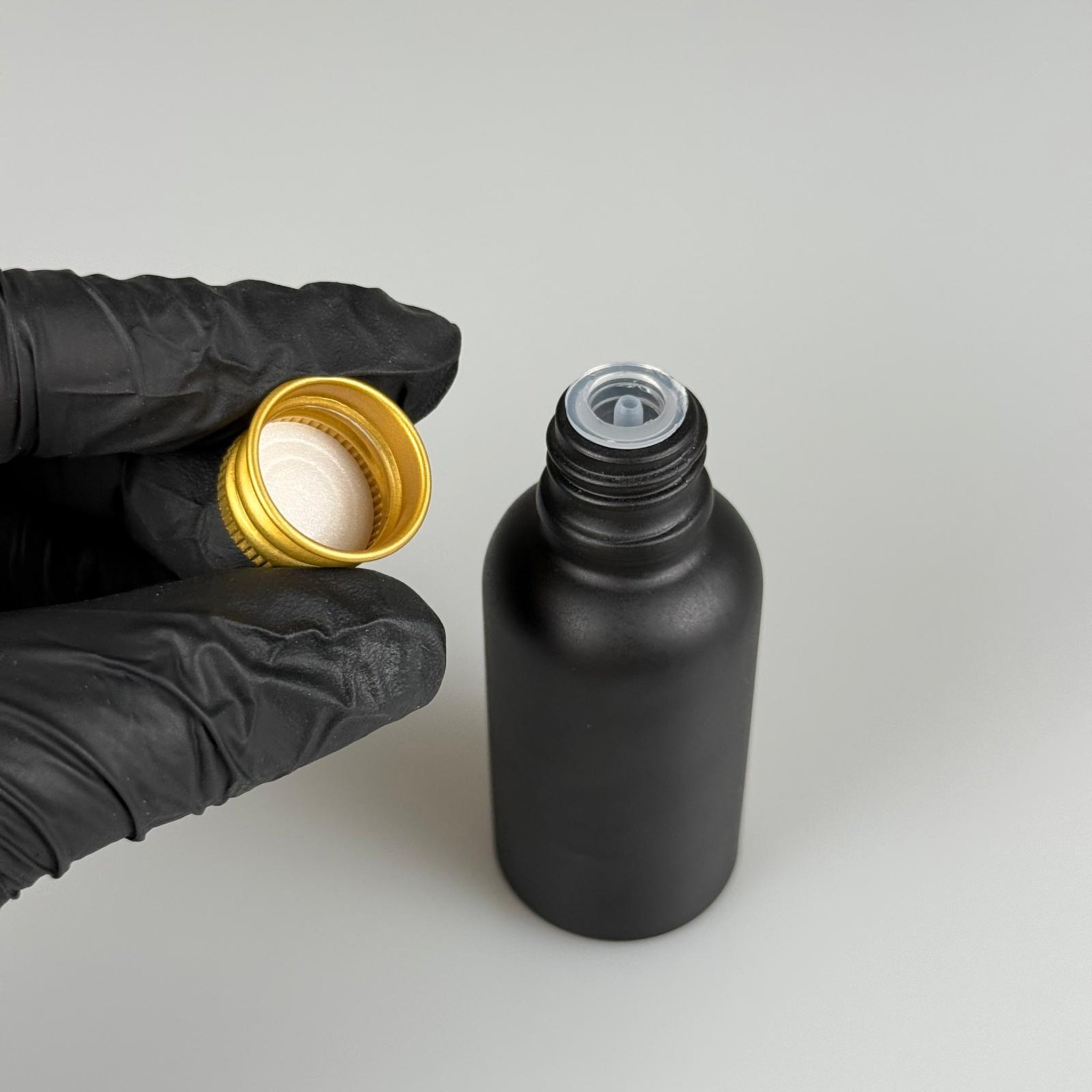 30 CC MAT SİYAH CAM ŞİŞE + KÖPÜK CONTALI GOLD ALÜMİNYUM METAL KAPAKLI + DAMLALIKLI KOLONYA TIPALI TAKIM - 50 ML MAT SİYAH CAM ŞİŞE