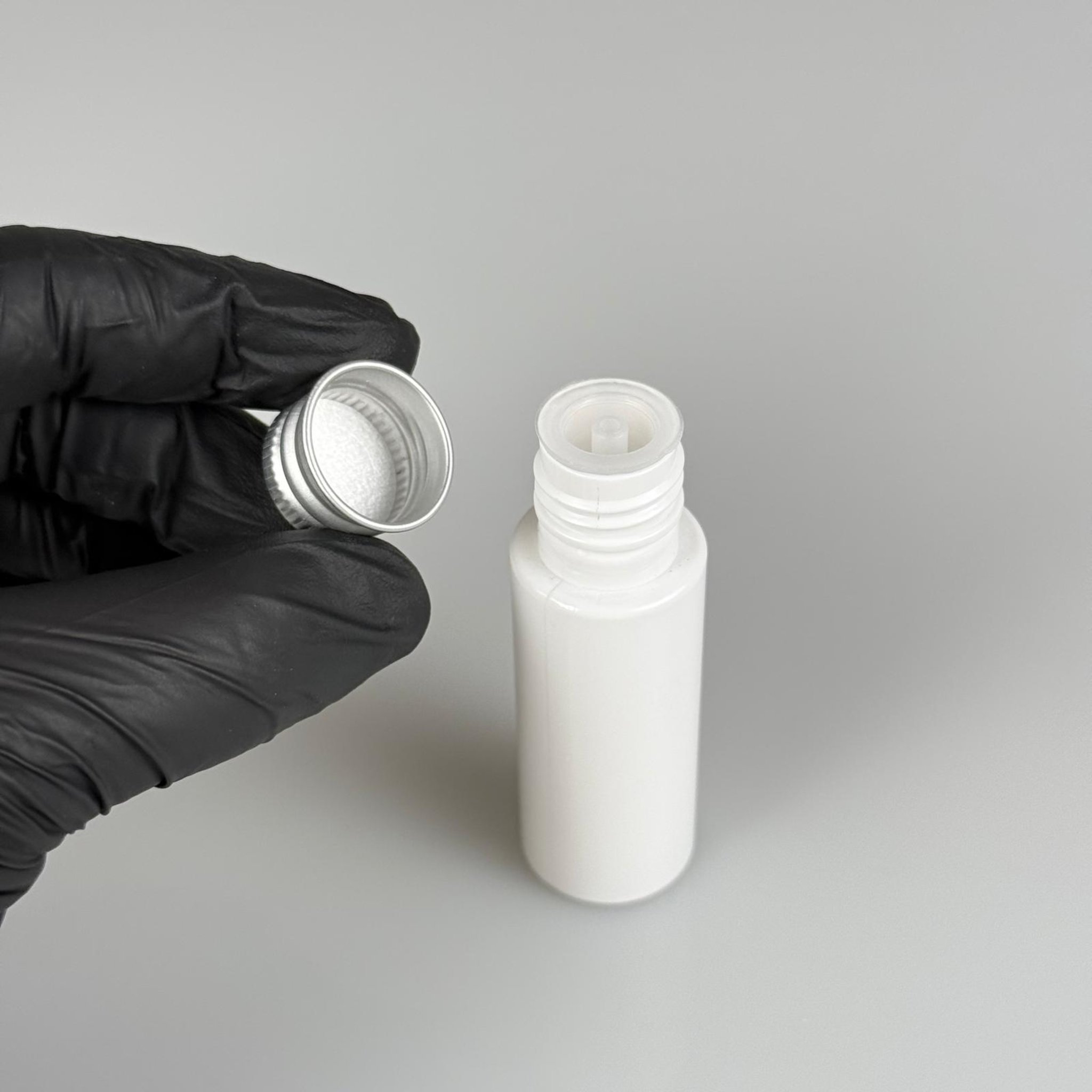 20 CC BEYAZ PET ŞİŞE + KÖPÜK CONTALI GÜMÜŞ ALÜMİNYUM METAL KAPAKLI + DAMLALIKLI KOLONYA TIPALI TAKIM - 20 ML PLASTİK ŞİŞE