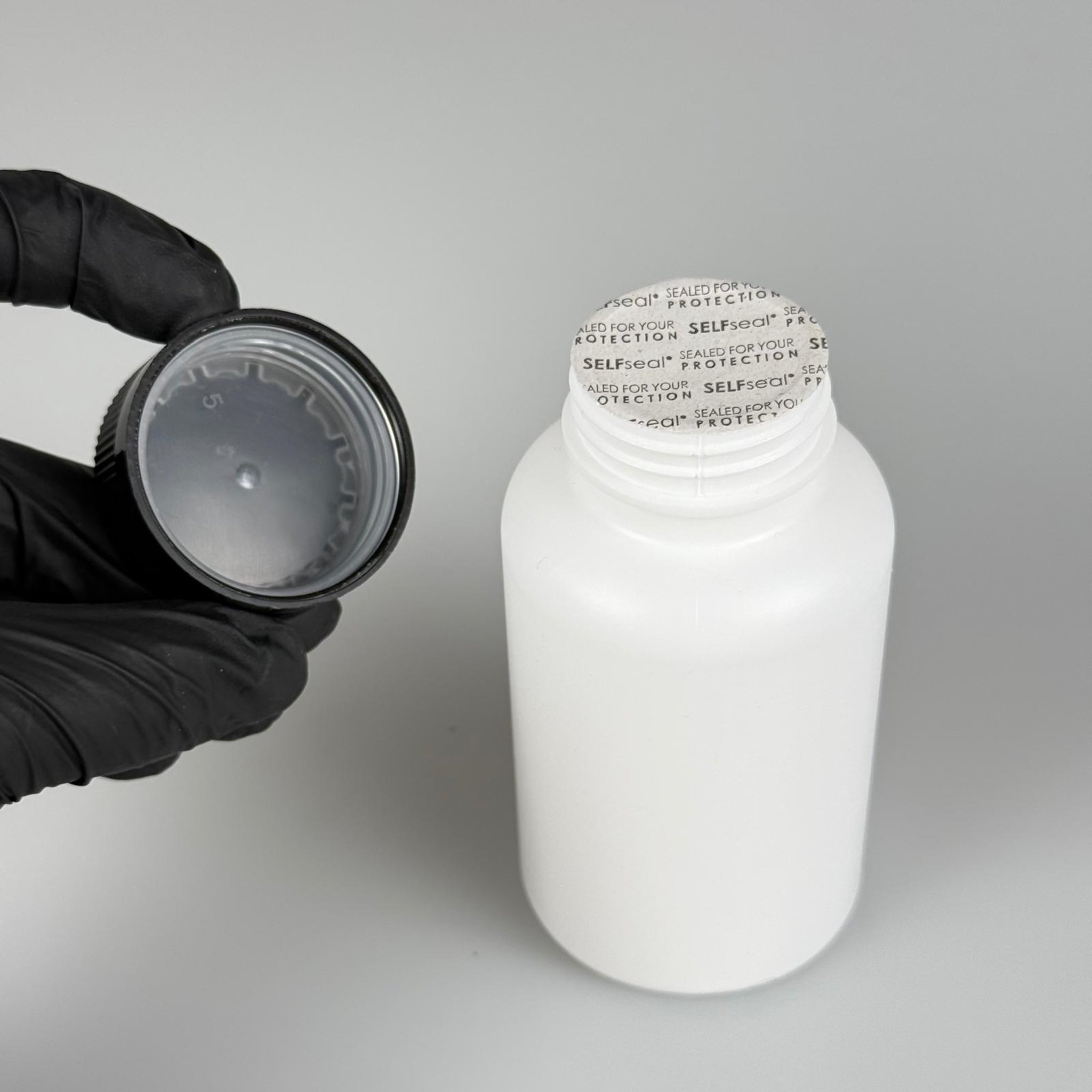 200 ML CONTALI ÇOCUK KİLİT KAPAKLI TABLET ŞİŞESİ  - 200 CC BEYAZ POLİETİLEN HDPE KAVANOZ + 38 MM SİYAH ÇOCUK KİLİTLİ KAPAK + KENDİNDEN YAPIŞKANLI KÖPÜK CONTA TAKIM -  KAPSÜL KUTUSU - İLAÇ ŞİŞESİ - MEDİKAL HAP ŞİŞESİ - FARMASÖTİK KAVANOZ