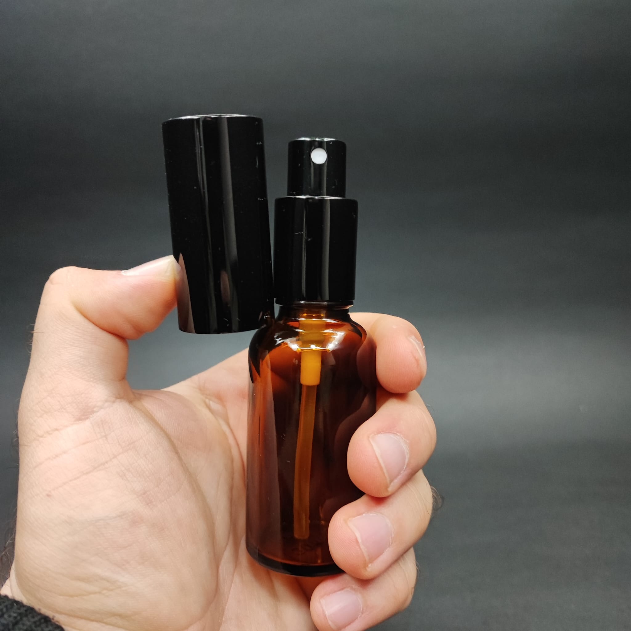 30 ML LÜKS VİDALI VALF ÇEVİRME PARFÜM ŞİŞELERİ - 30 CC AMBER CAM ŞİŞE - SİYAH METAL SPREYLİ KAPAKLI SET