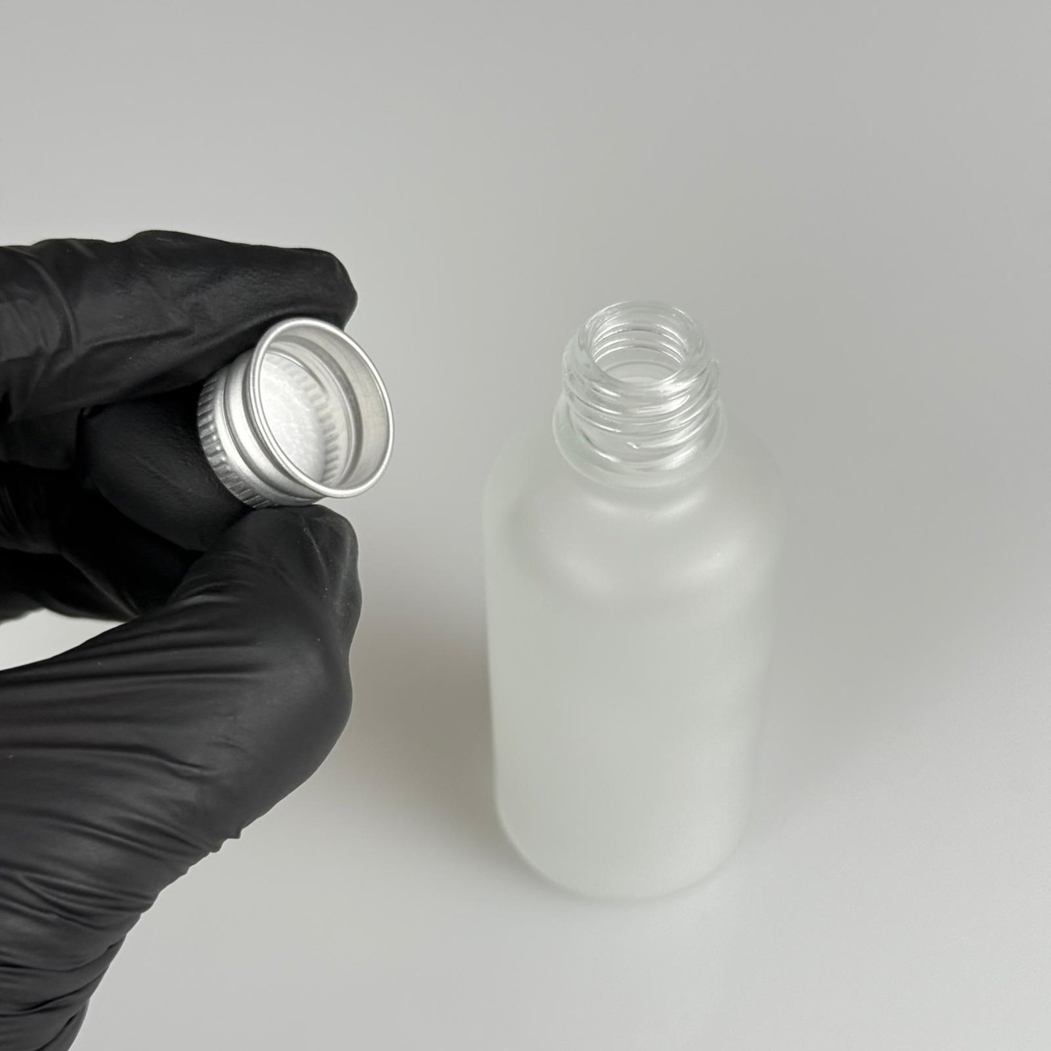 50 CC BUZLU CAM ŞİŞE + KÖPÜK CONTALI GÜMÜŞ ALÜMİNYUM METAL KAPAKLI TAKIM - 50 ML BUZLU CAM ŞİŞE