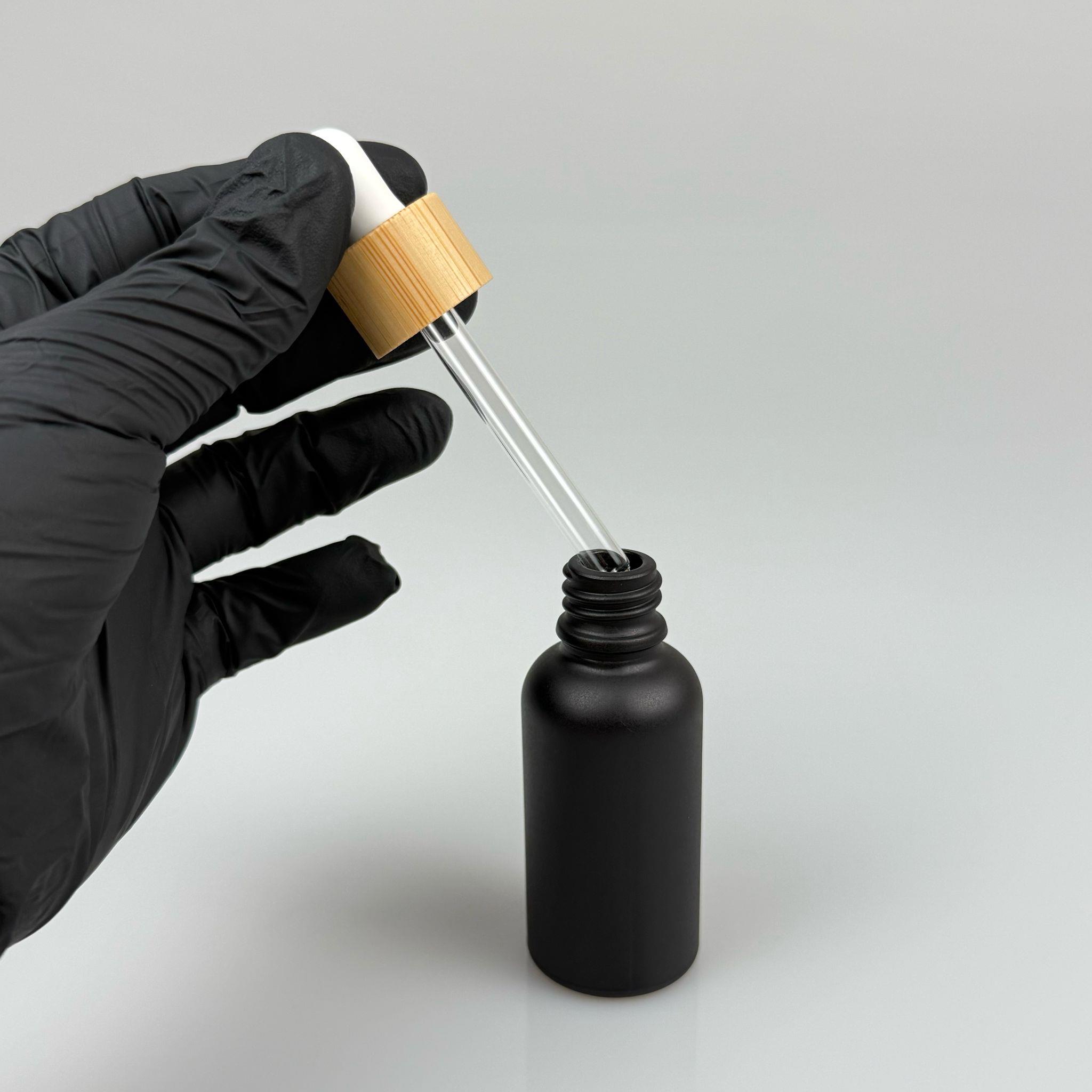 30 CC SİYAH CAM DAMLALIKLI ŞİŞE - BEYAZ EMZİK - BAMBU AHŞAP KAPAK - 30 ML BAMBU KAPAKLI CAM DAMLALIKLI ŞİŞE