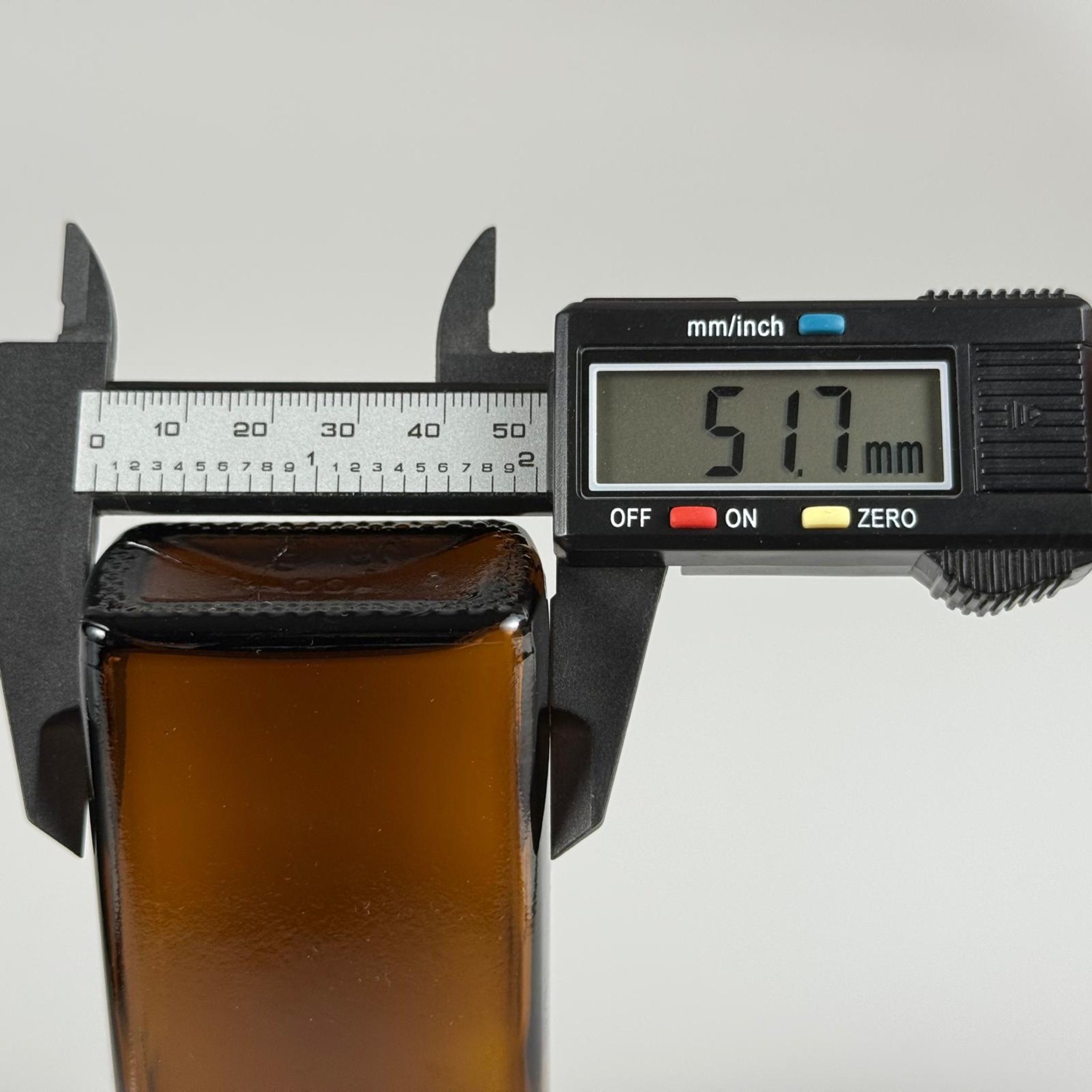 100 CC AMBER YASSI CAM ŞİŞE + ALÜMİNYUM KAPLAMALI GOLD KAPAKLKI TAKIM - 100 ML KAYVERENGİ CAM ŞİŞE