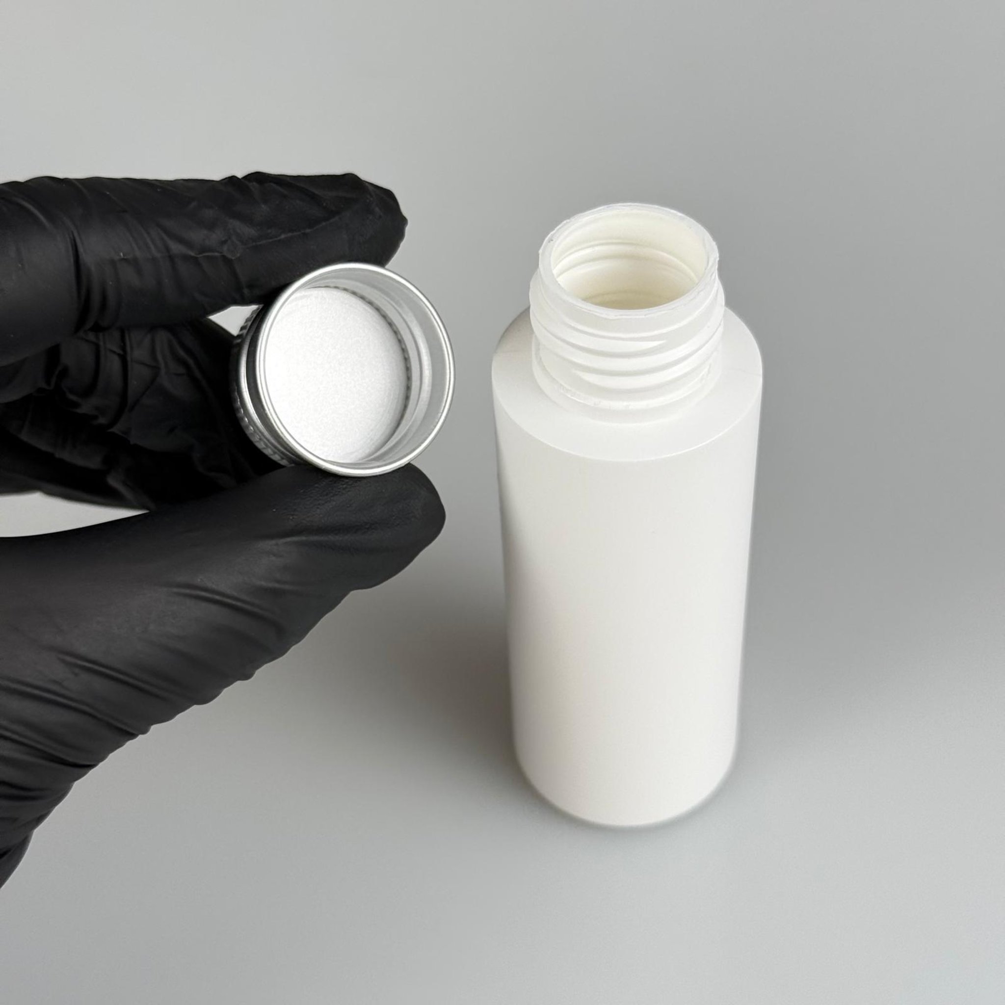 50 CC BEYAZ POLİETİLEN PLASTİK ASETON ŞİŞESİ ( 24 AĞIZ ) + KÖPÜK CONTALI GÜMÜŞ METAL ALÜMİNYUM KAPAK TAKIM - 50 ML BEYAZ PLASTİK ASETON ŞİŞELERİ