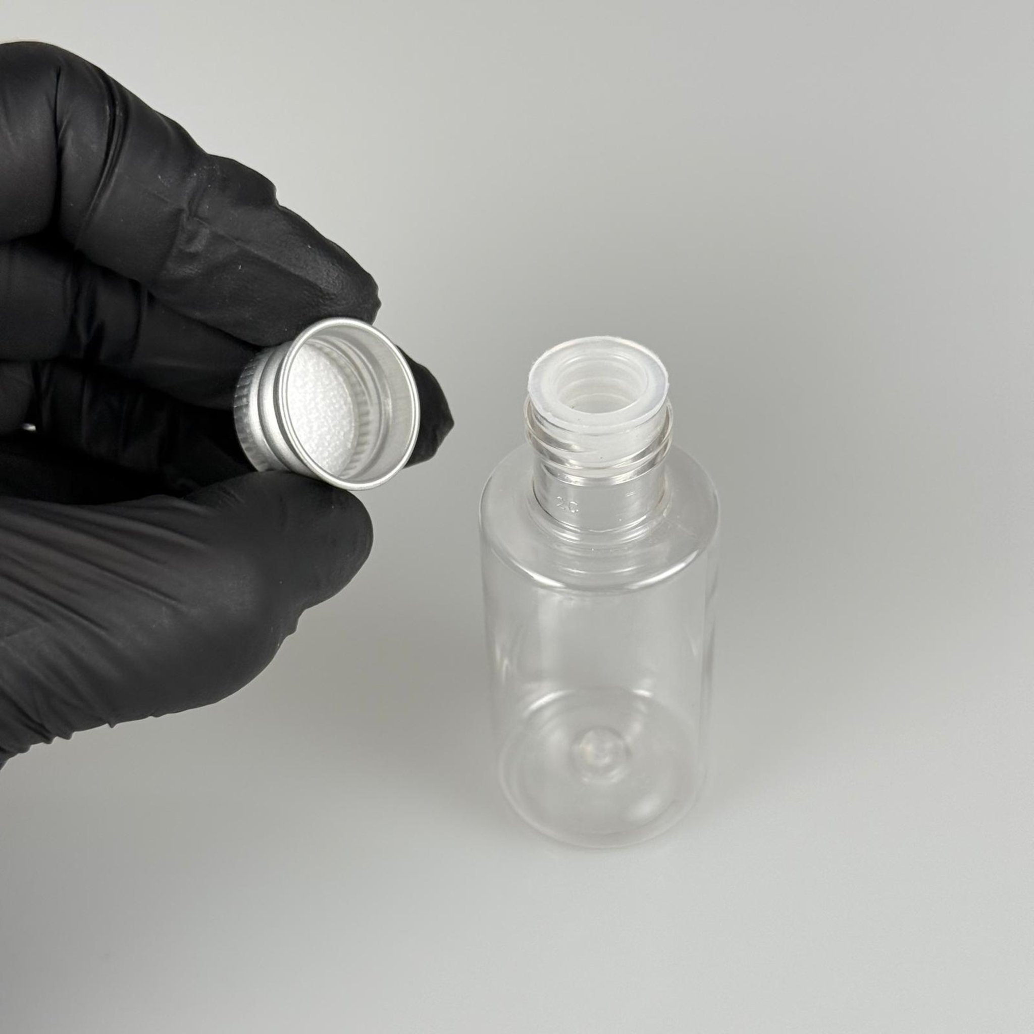 30 CC SİLİNDİR KISA MODEL PET ŞİŞE - KÖPÜK CONTALI GÜMÜŞ ALÜMİNYUM METAL KAPAKLI + KÖR TIPALII TAKIM - 30 ML ŞEFFAF PET ŞİŞE