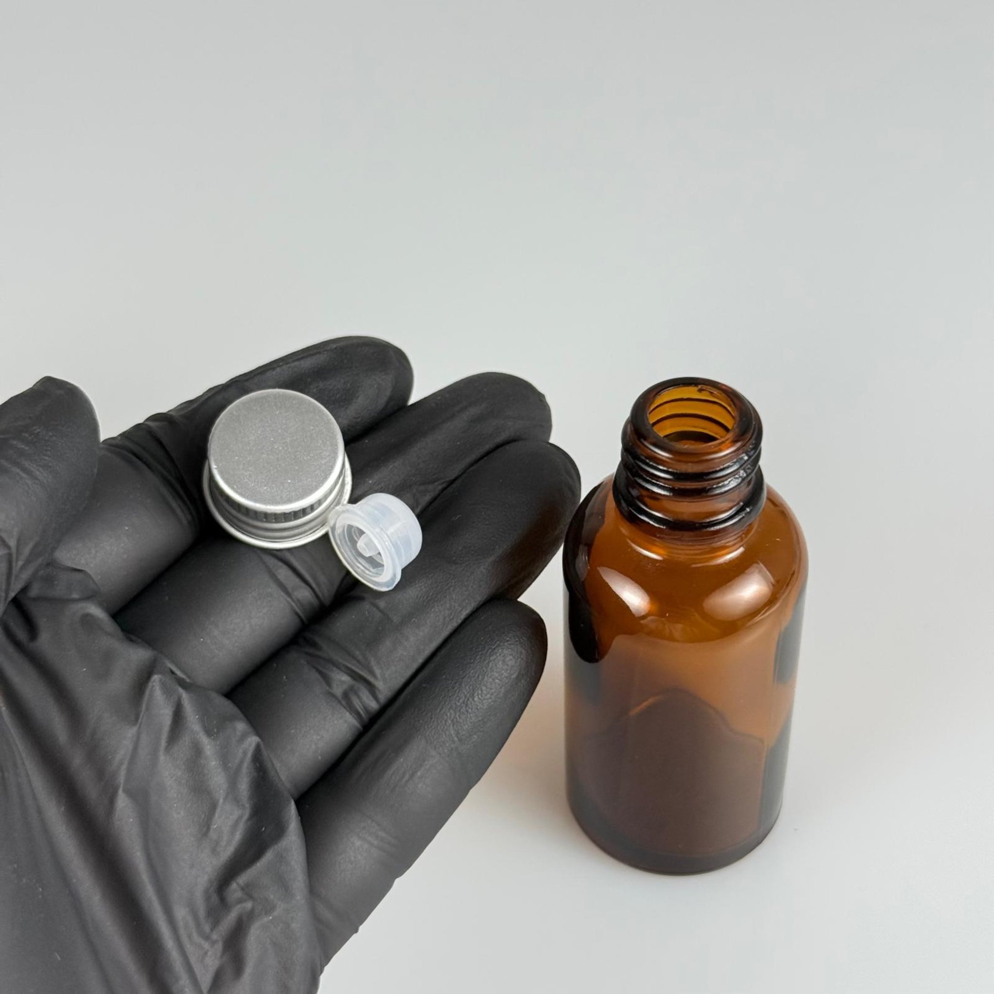 30 CC AMBER CAM ŞİŞE + KÖPÜK CONTALI GÜMÜŞ ALÜMİNYUM METAL KAPAKLI + DAMLALIKLI KOLONYA TIPALI TAKIM - 30 ML KAHVERENGİ CAM ŞİŞE