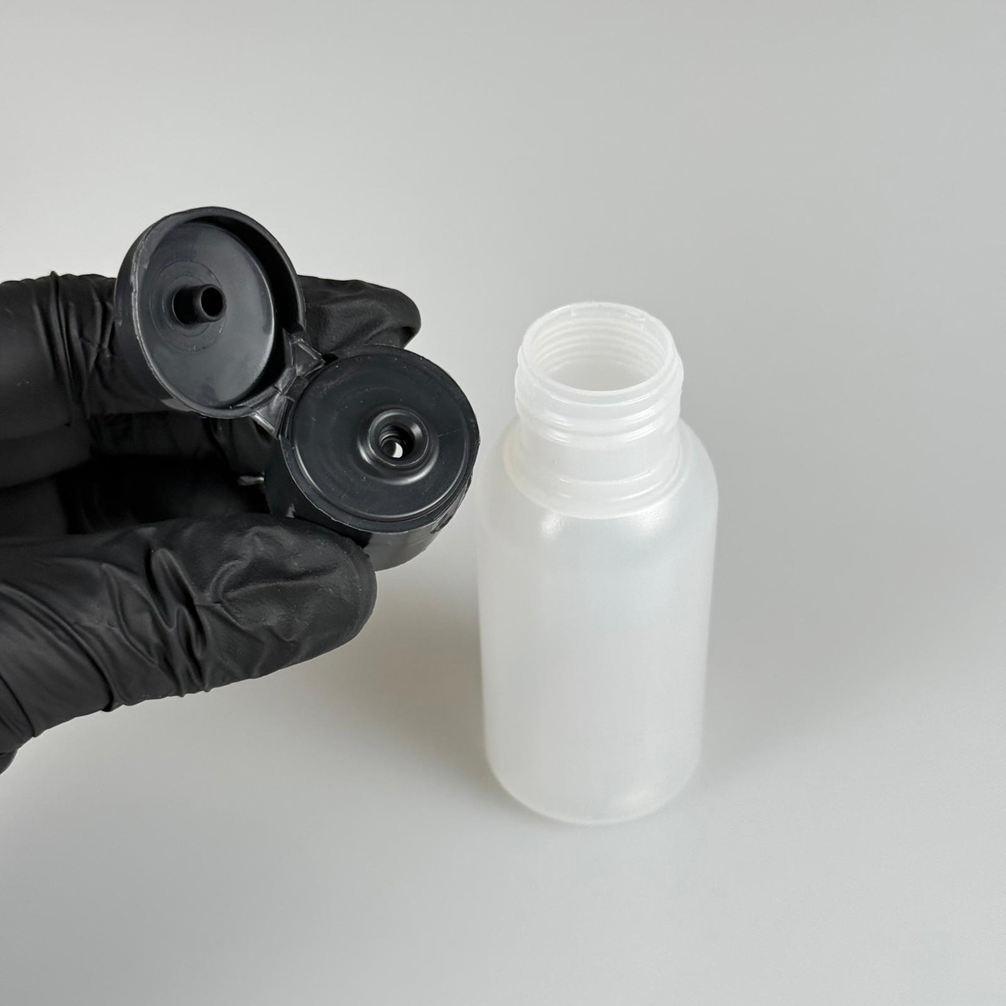 50 ML SIKILABİLİR YUMUŞAK POLİETİLEN PE PLASTİK ŞİŞE - SİYAH FLİPTOP AKITICI ŞAMPUAN KAPAKLI - 50 cc sos, yağ, kartuş, mürekkep vb için boş şişeler