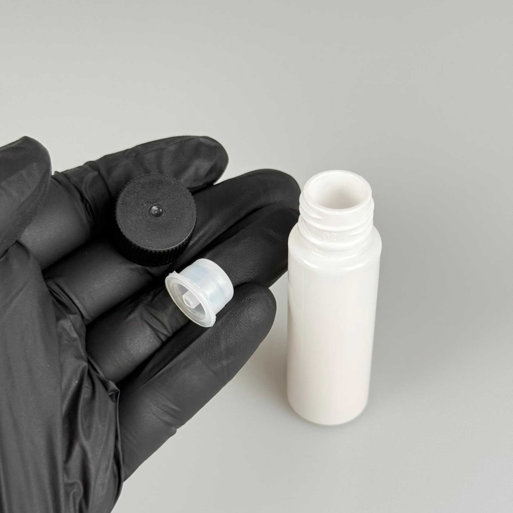 20 CC İÇTEN DAMLALIKLI PLASTİK ŞİŞE -  20 ML BEYAZ PET ŞİŞE + CONTALI SİYAH KAPAK + KOLONYA TIPALI (DELEREK KULLANILIR) TAKIM