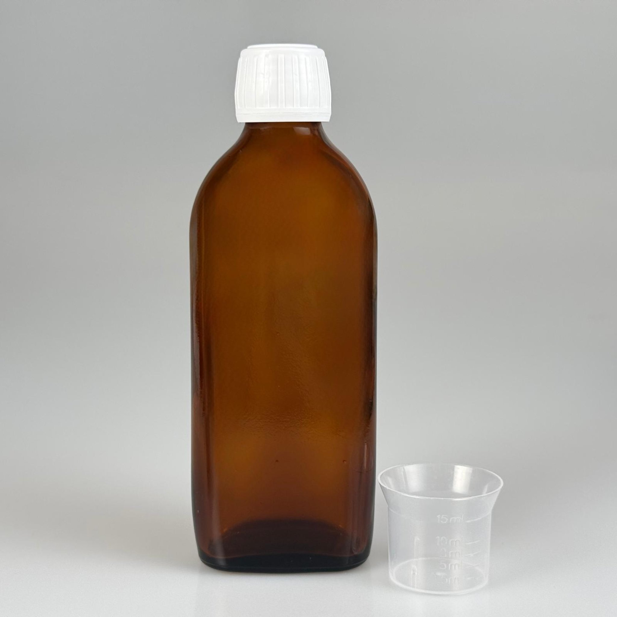 150 CC AMBER YASSI CAM ŞİŞE + BEYAZ KİLİTLİ PLASTİK KAPAK + 15 ML ÖLÇEK TAKIM - 150 ML YASSI CAM ŞİŞE