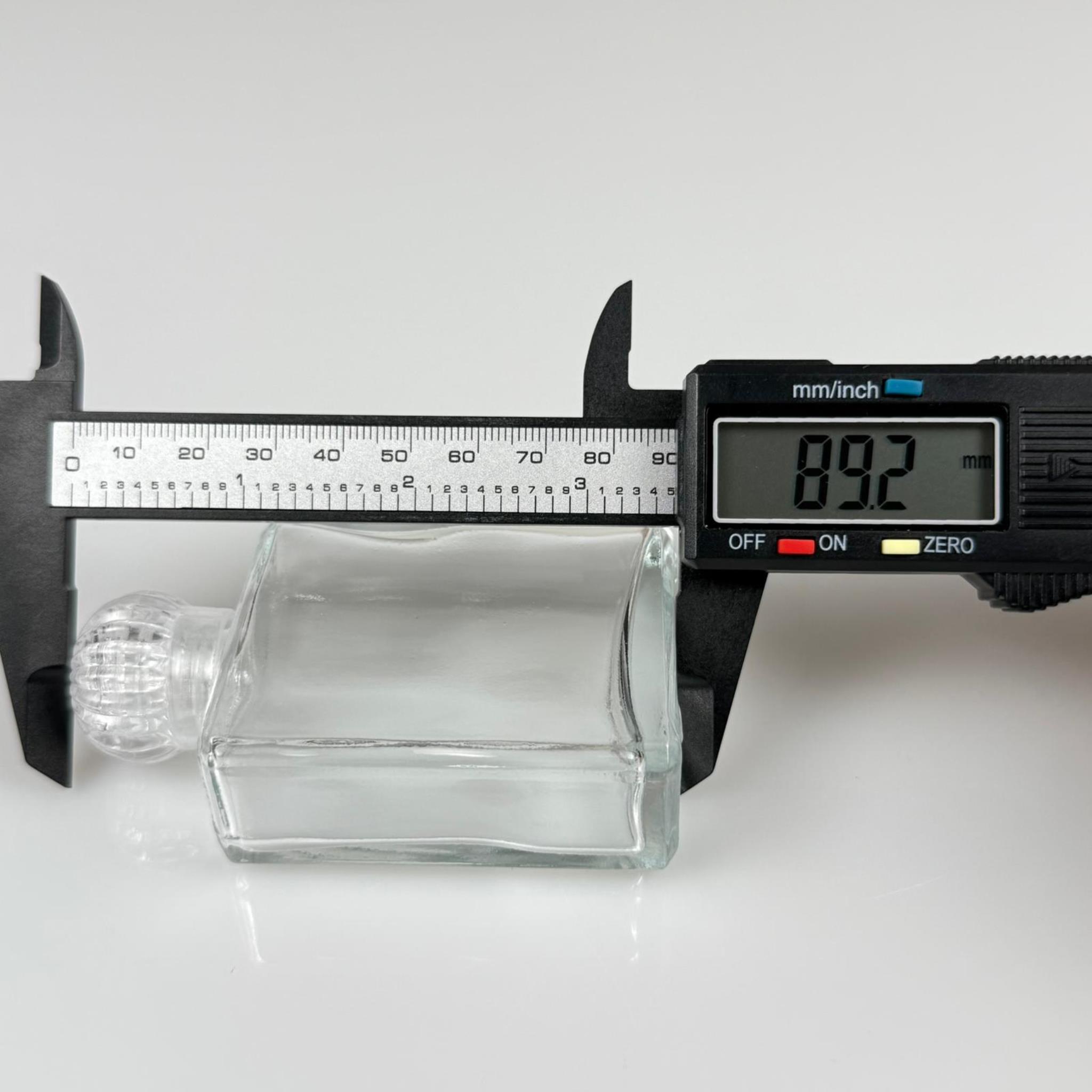 40 CC YASSI DİKDÖRTGEN KÖŞELİ KISA CAM ŞİŞE - KRİSTAL KAPAKLI KOLONYA TIPALI - 40 ML PRESTİJLİ ŞİŞE