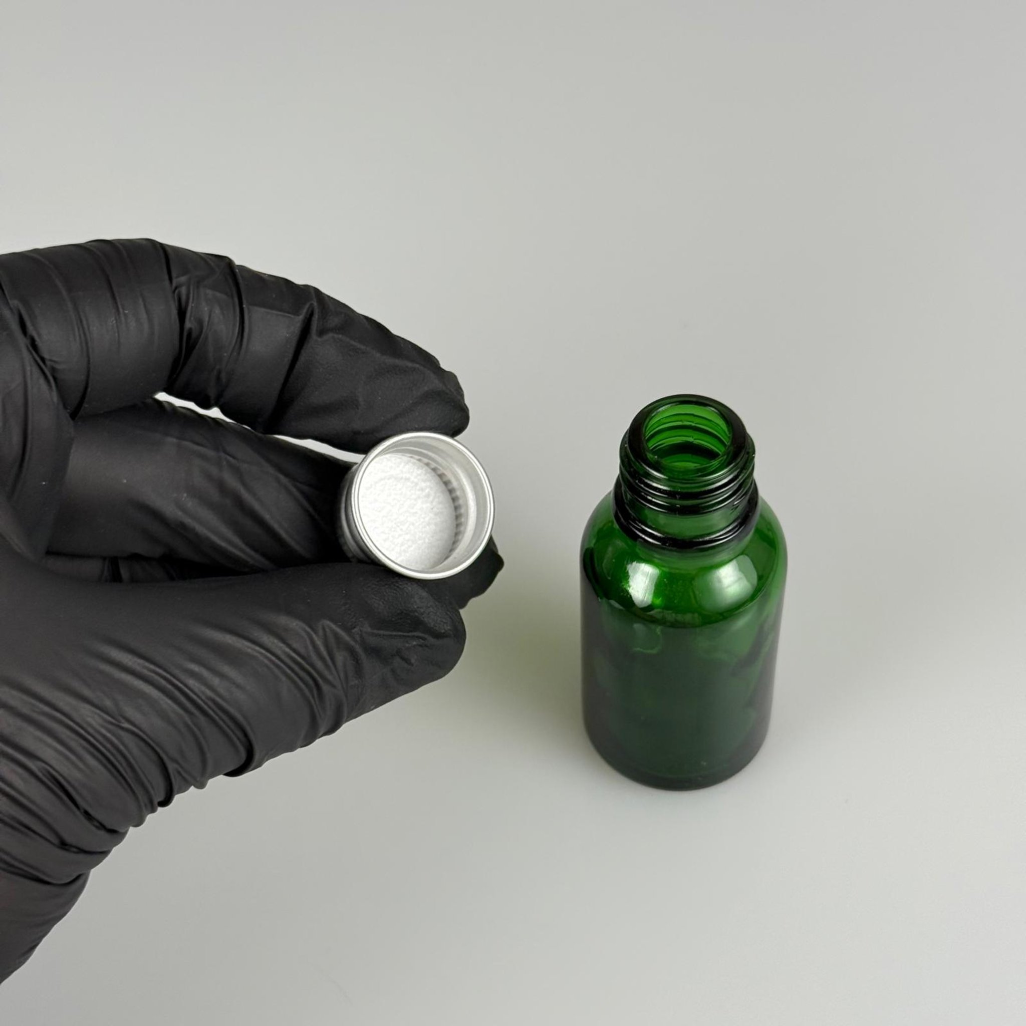 15 CC YEŞİL CAM ŞİŞE + KÖPÜK CONTALI GÜMÜŞ ALÜMİNYUM METAL KAPAKLI TAKIM - 15 ML YEŞİL CAM ŞİŞE