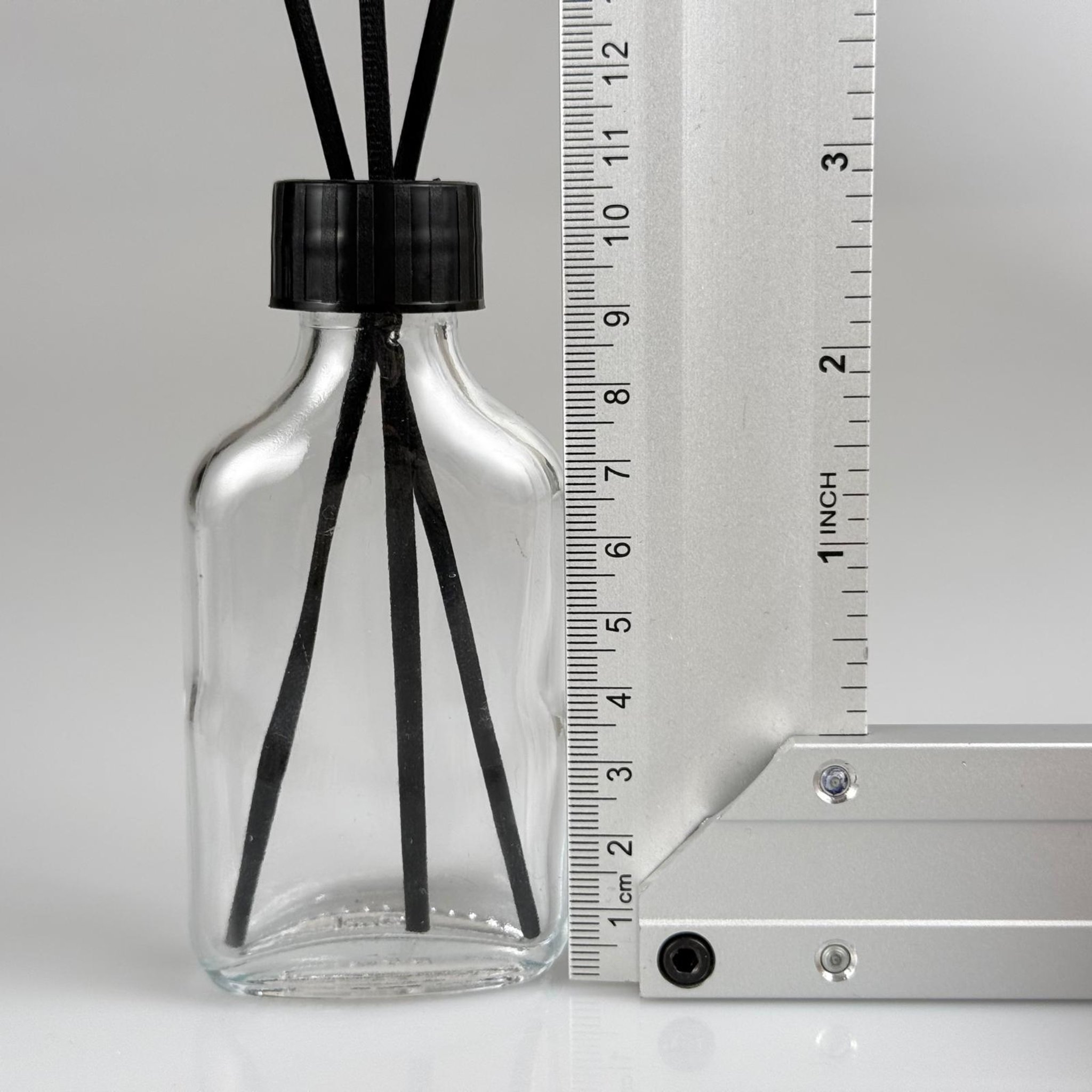 50 CC YASSI CAM BAMBU ODA KOKUSU ŞİŞESİ - 50 ML ÇUBUKLU BAMBU ODA KOKUSU ŞİŞESİ - DİFÜZÖR ŞİŞE- CAM ŞİŞE + SİYAH VİDALI DELİKLİ KAPAK + SİYAH VİDALI KAPAK + 3 ADET FİBER SİYAH BAMBU ÇUBUK