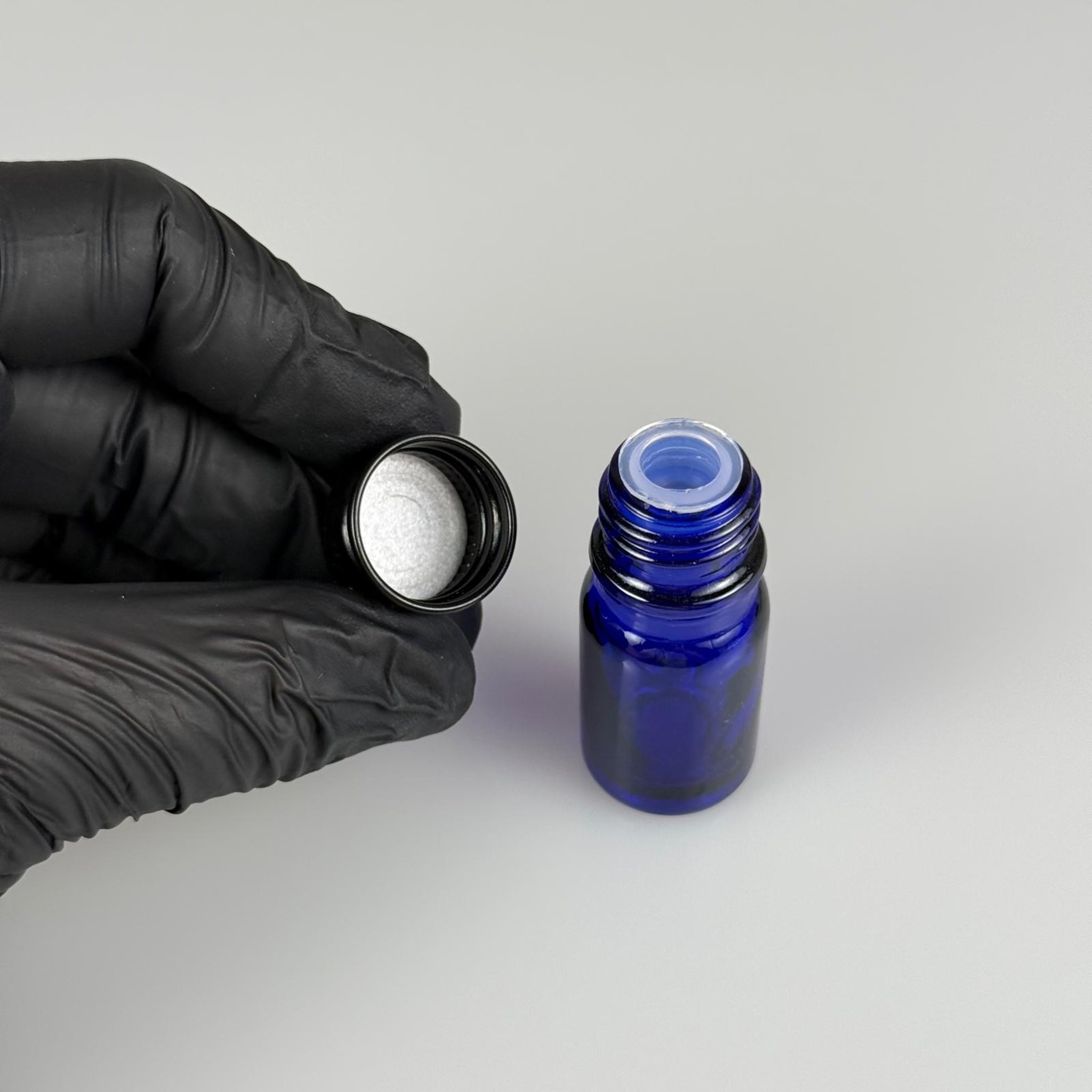 5 CC MAVİ CAM ŞİŞE + KÖPÜK CONTALI SİYAH ALÜMİNYUM METAL KAPAKLI + KÖR TIPALI TAKIM -  5 ML MAVİ CAM ŞİŞE