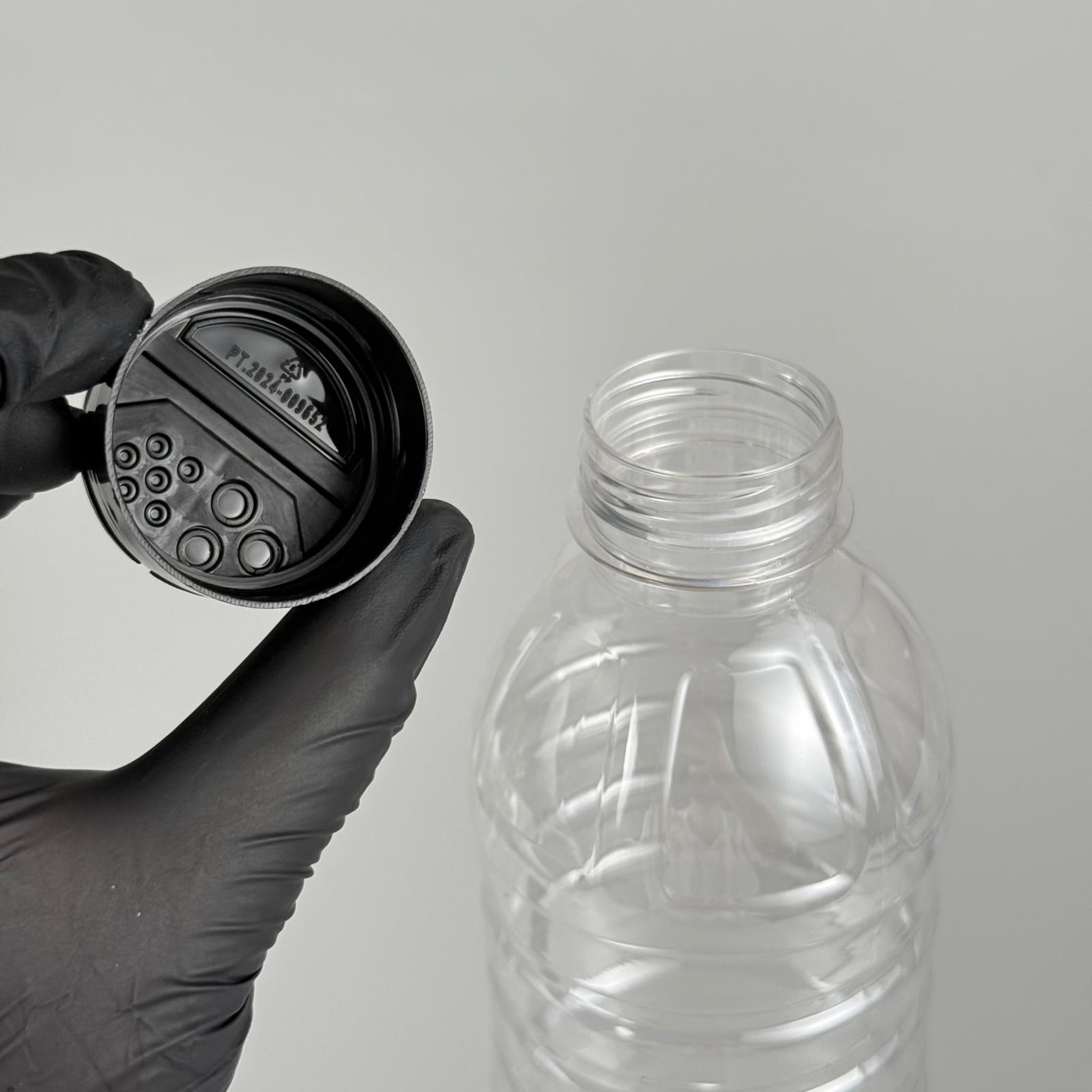 PLASTİK BAHARATLIK KAVANOZ - 1000 ML PET BAHARAT, TOZ, PUDRA VB İÇİN PET ŞİŞE - SİYAH AÇILIR KAPANIR DELİKLİ KAPAKLI TAKIM - 1000 CC