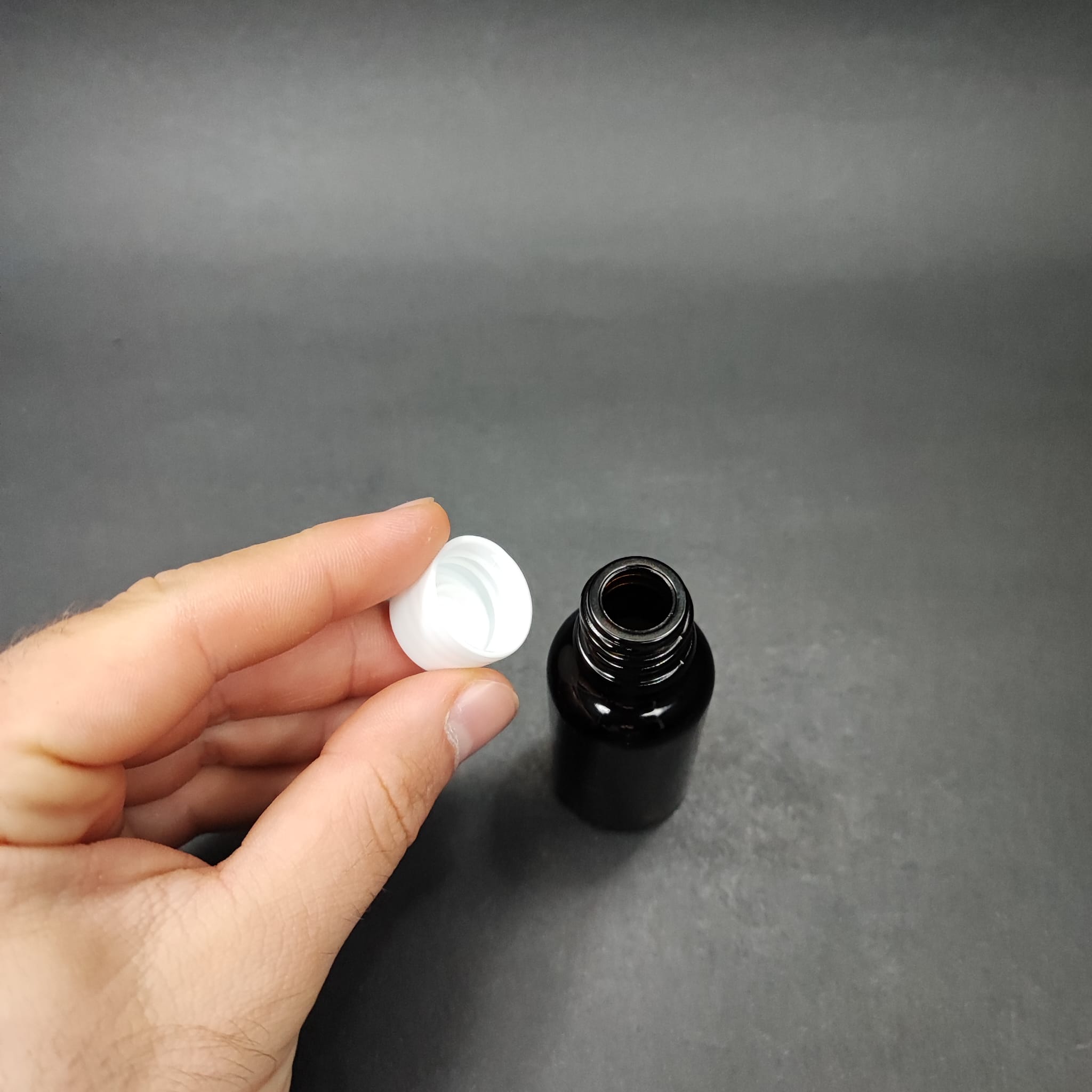 20 CC KOYU AMBER CAM ŞİŞE + KENDİNDEN CONTALI SIZDIRMAZ BEYAZ KAPAK - 20 ML KAPAKLI KAHVERENGİ CAM ŞİŞE