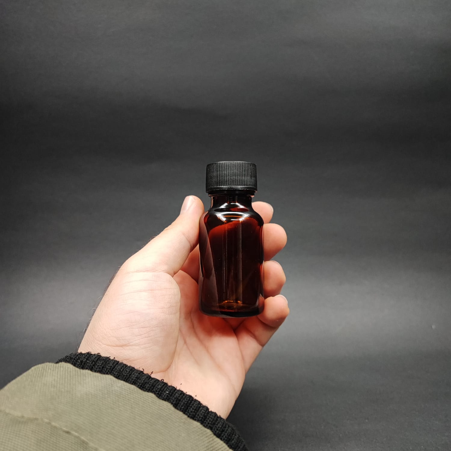30 ML DOLUMU KOLAY, GENİŞ AĞIZLI İÇTEN DAMLALIKLI ŞİŞE (25 MM AĞIZ) - 30 CC SİYAH CONTALI KAPAKLI İÇTEN DAMLALIKLI CAM ECZA ŞİŞESİ - AMBER KAHVERENGİ