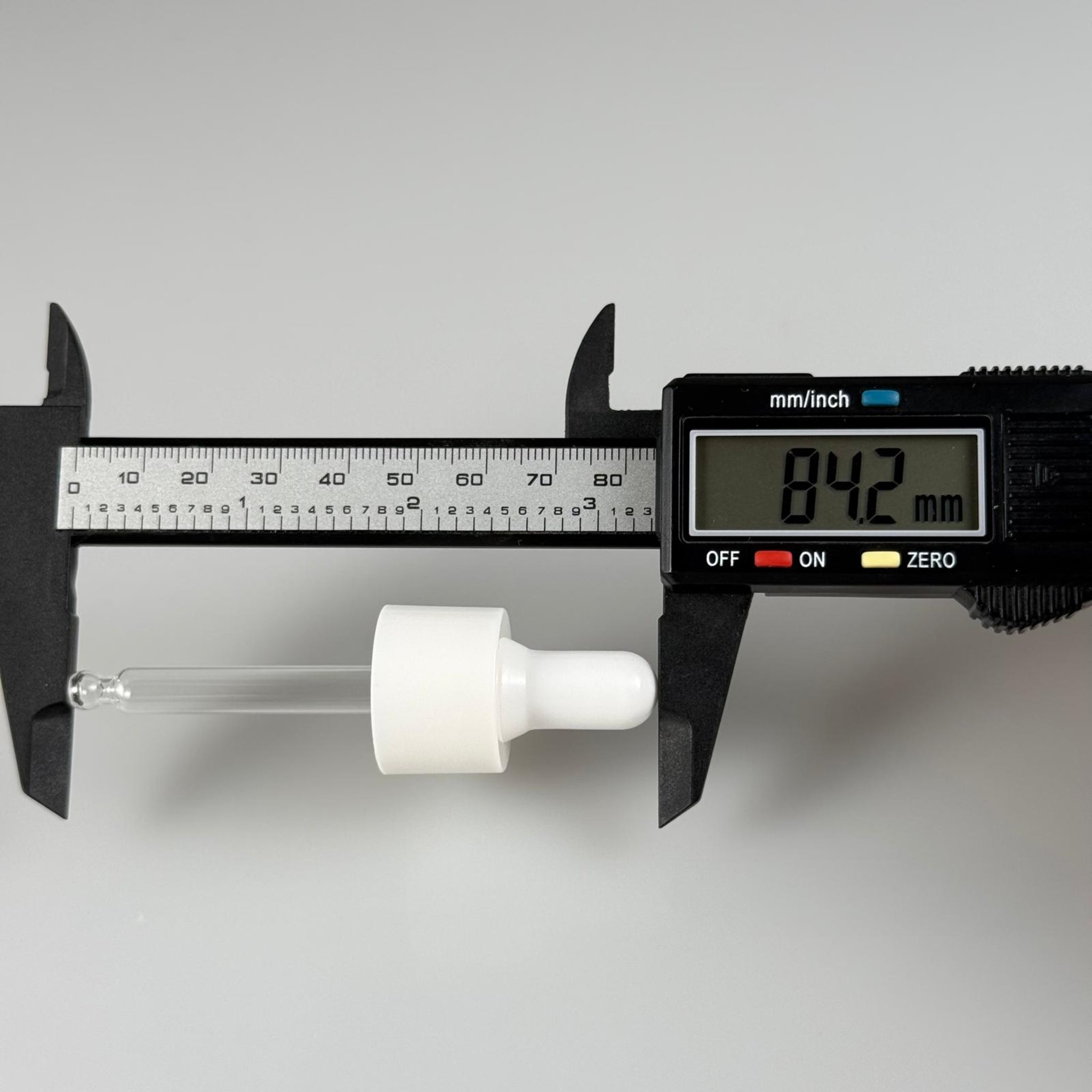 20 MM CAM DAMLALIKLI TAKIM - BEYAZ EMZİK + BEYAZ DELİKLİ PLASTİK KAPAK + 65 MM CAM PİPET - 30 CC OMUZLU SERUM ŞİŞESİ İÇİN