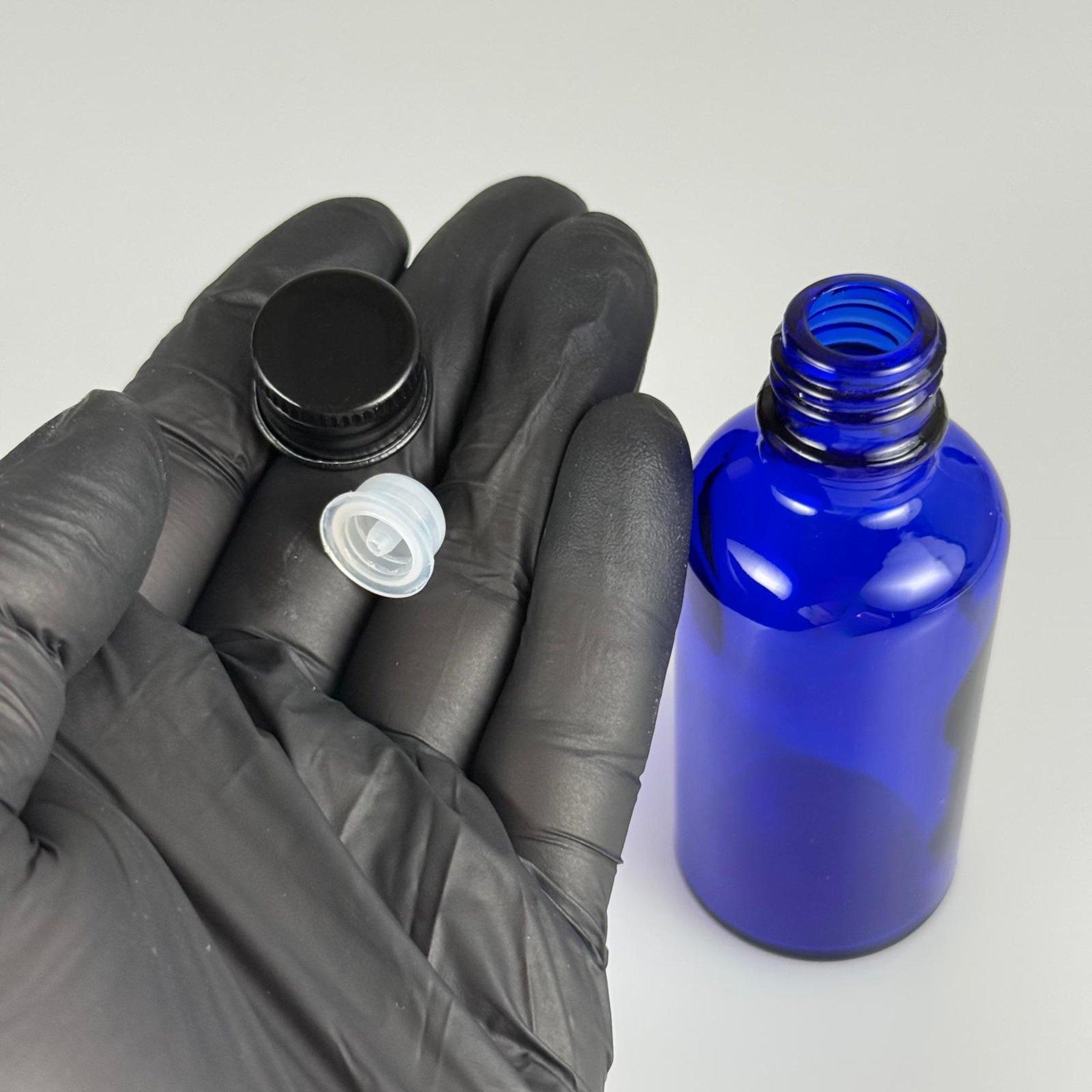 50 CC MAVİ CAM ŞİŞE + KÖPÜK CONTALI SİYAH ALÜMİNYUM METAL KAPAKLI + DAMLALIKLI KOLONYA TIPALI TAKIM - 50 ML MAVİ CAM ŞİŞE
