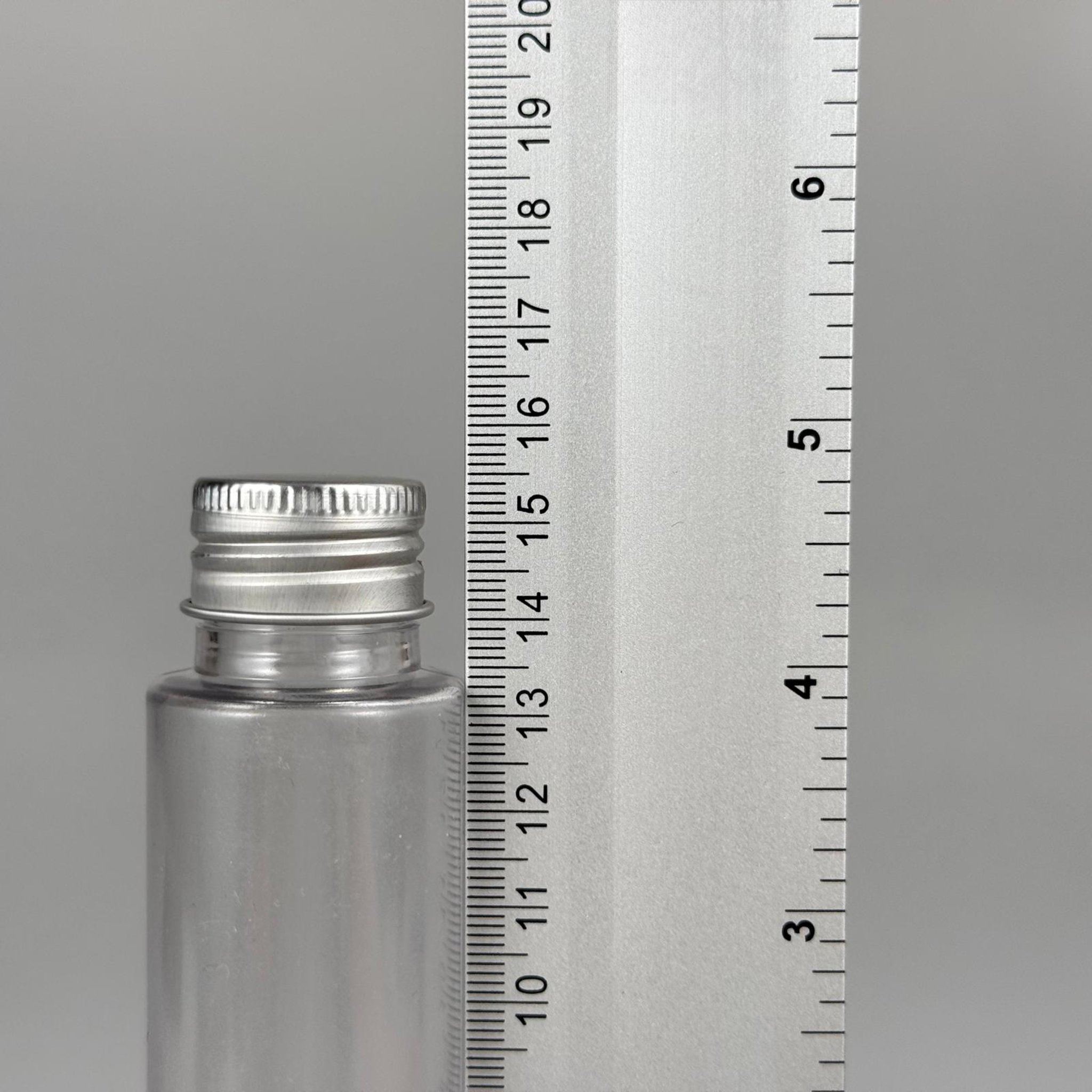 100 CC UZUN SİLİNDİR BUĞULU PET ŞİŞE ( 24 GR - 24 AĞIZ ) + KÖPÜK CONTALI GÜMÜŞ METAL ALÜMİNYUM KAPAK + KOLONYA TIPALI TAKIM - 100 ML BİBERİYE SUYU, LAVANTA YAĞI, SAÇ SERUM, TONİK VB İÇİN PLASTİK KOZMETİK AMBALAJLARI