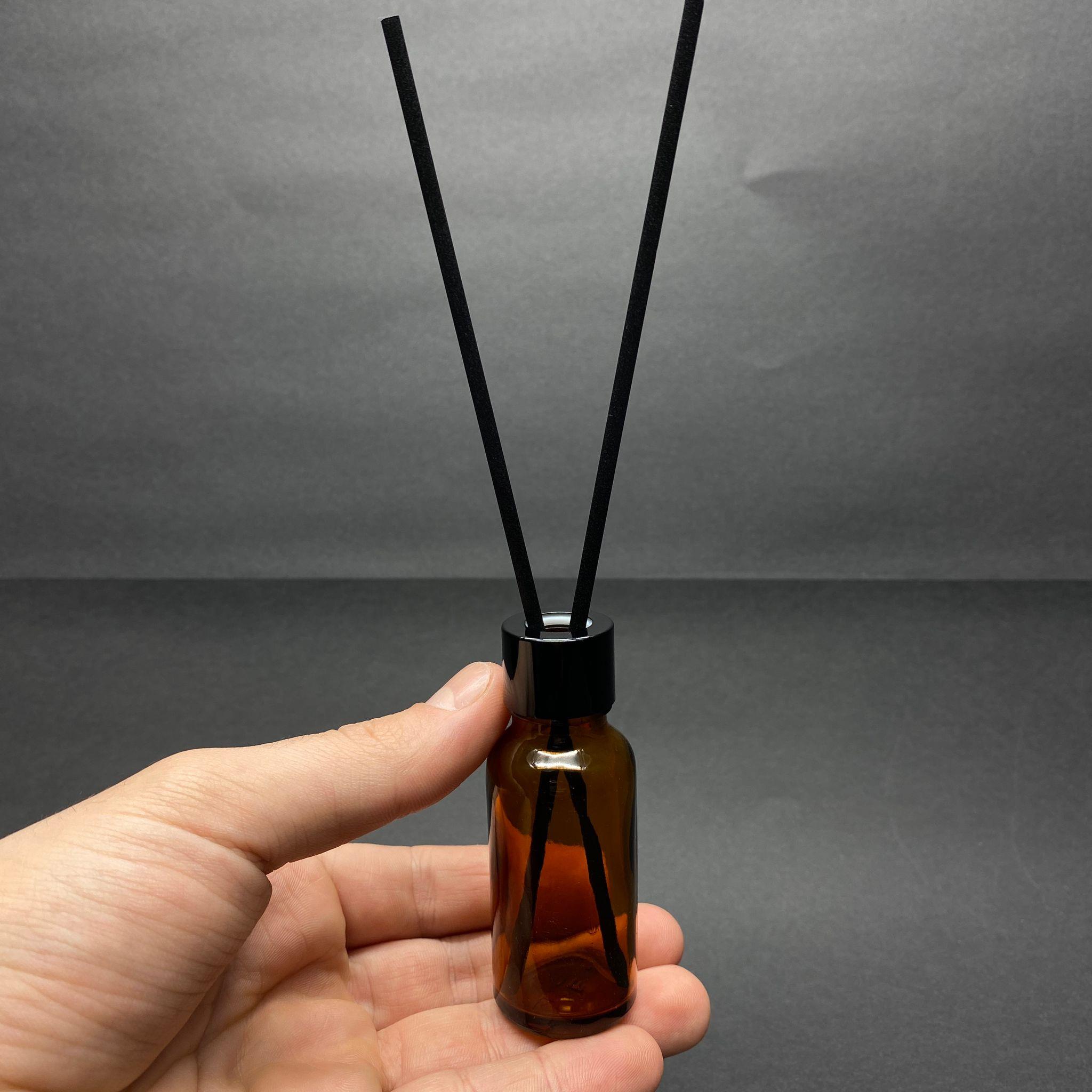 20 CC AMBER CAM BAMBU ODA KOKUSU ŞİŞESİ - 20 ML ÇUBUKLU BAMBU ODA KOKUSU ŞİŞESİ - DİFÜZÖR ŞİŞE- CAM ŞİŞE + SİYAH METAL KAPAK + PLASTİK TIPA + 2 ADET FİBER SİYAH BAMBU ÇUBUK