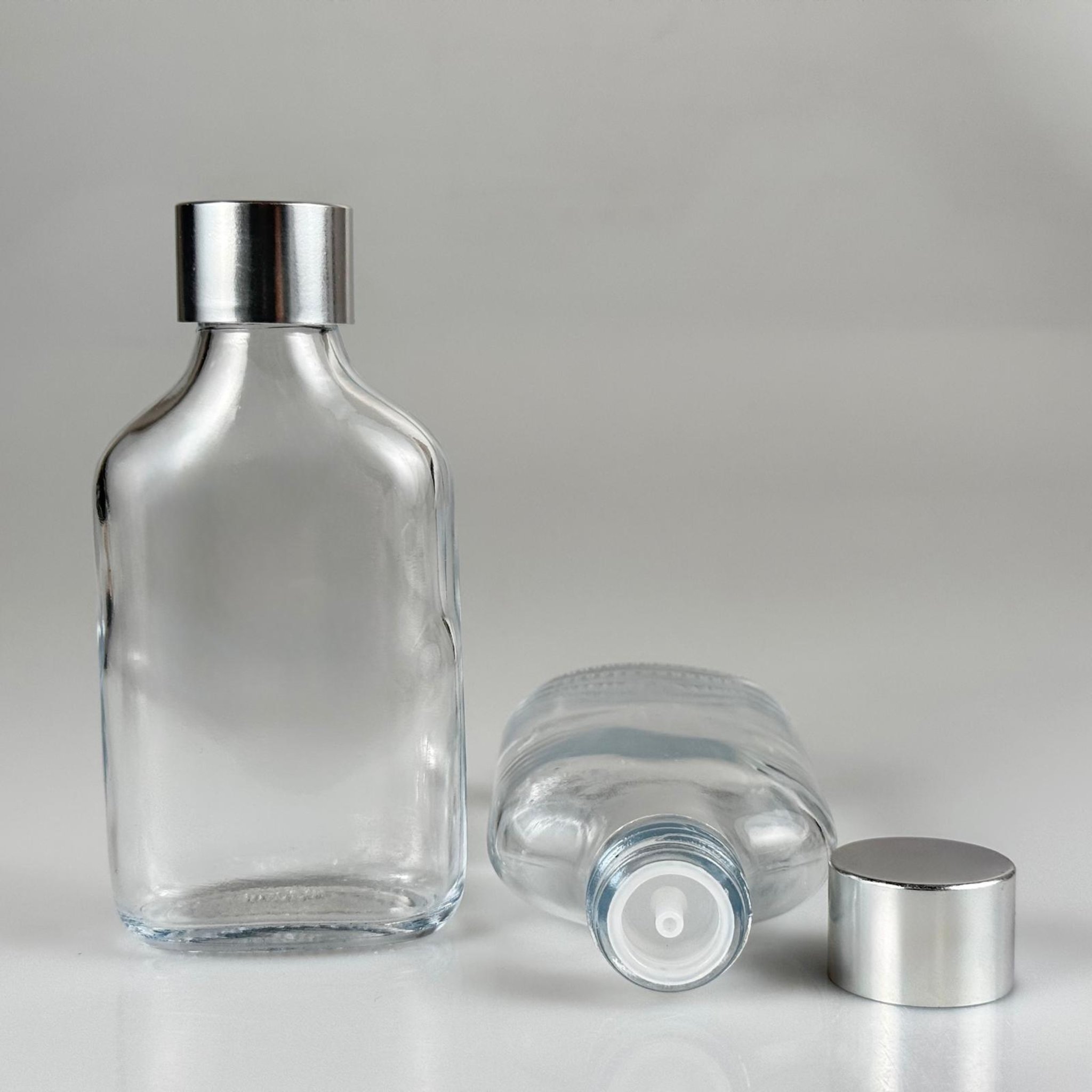 100 CC YASSI CAM ŞİŞE + ALÜMİNYUM KAPLAMA GÜMÜŞ KAPAKLI + DAMLALIKLKI KOLONYA TIPALI TAKIM -  100 ML YASSI CAM ŞİŞE