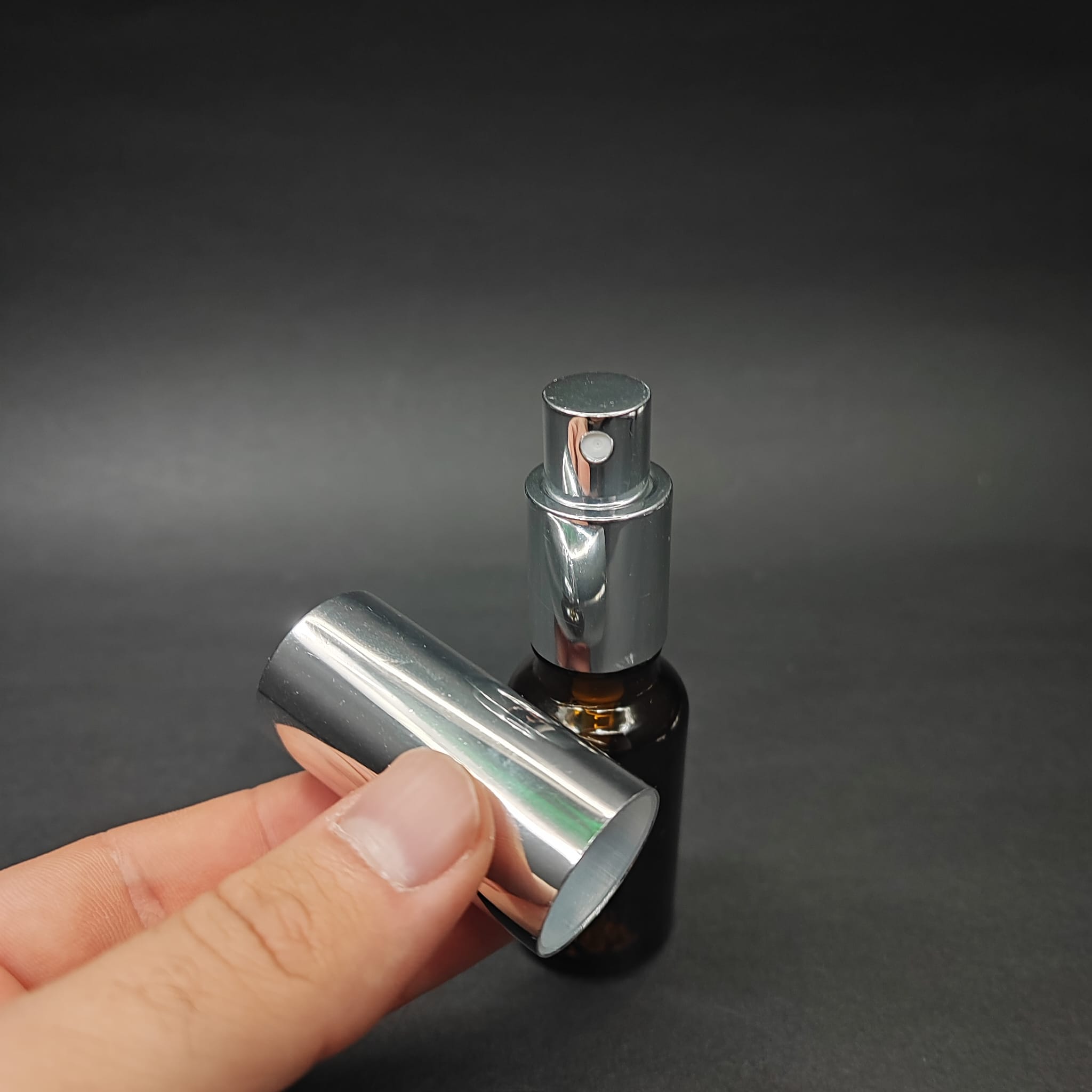 20 ML LÜKS VİDALI VALF ÇEVİRME PARFÜM ŞİŞELERİ - 20 CC AMBER CAM ŞİŞE - GÜMÜŞ METAL SPREYLİ KAPAKLI SET