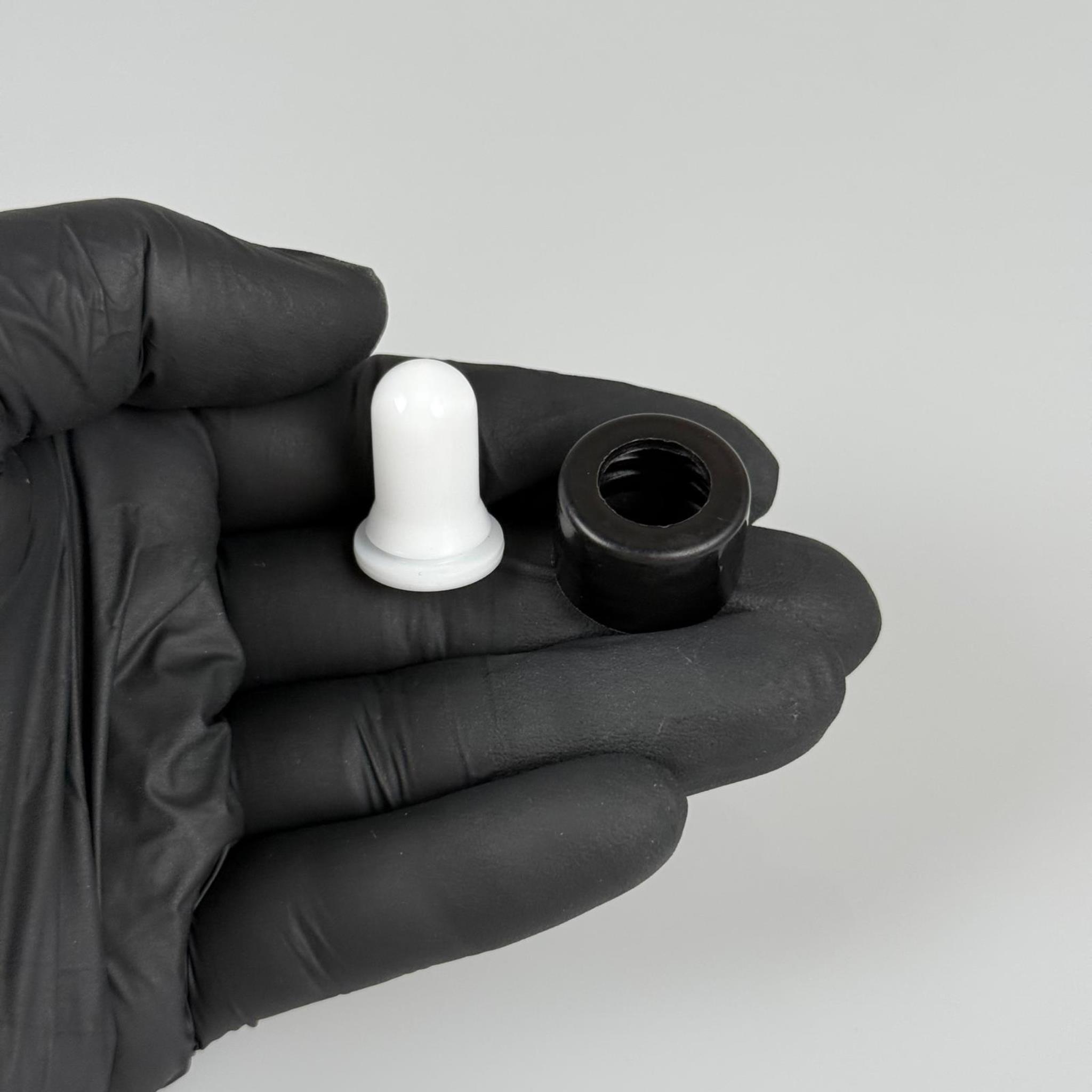 18 MM BEYAZ EMZİKLİ DELİKLİ PLASTİK KAPAK SİYAH - DÜZ (DAMLALIK İÇİN)