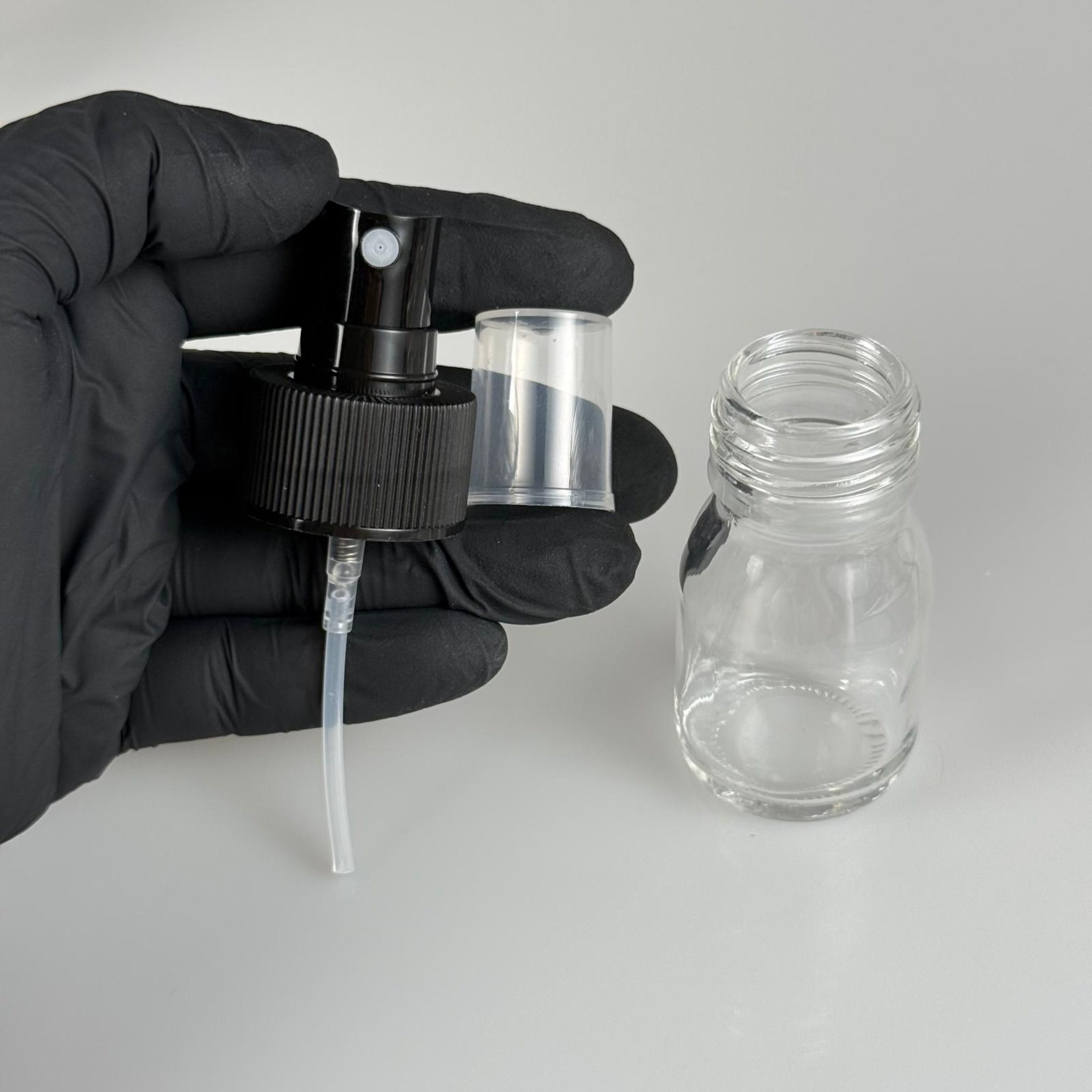 30 CC GENİŞ AĞIZLI ŞEFFAF CAM ŞİŞE SİYAH SPREYLİ TAKIM - 30 ML ŞEFFAF ŞURUP ECZA ŞİŞESİ - MİKROPLARDAN KORUNMASI İÇİN İLAÇLANMIŞTIR, SUYA TUTUNCA ŞEFFAF RENGİ ALIR