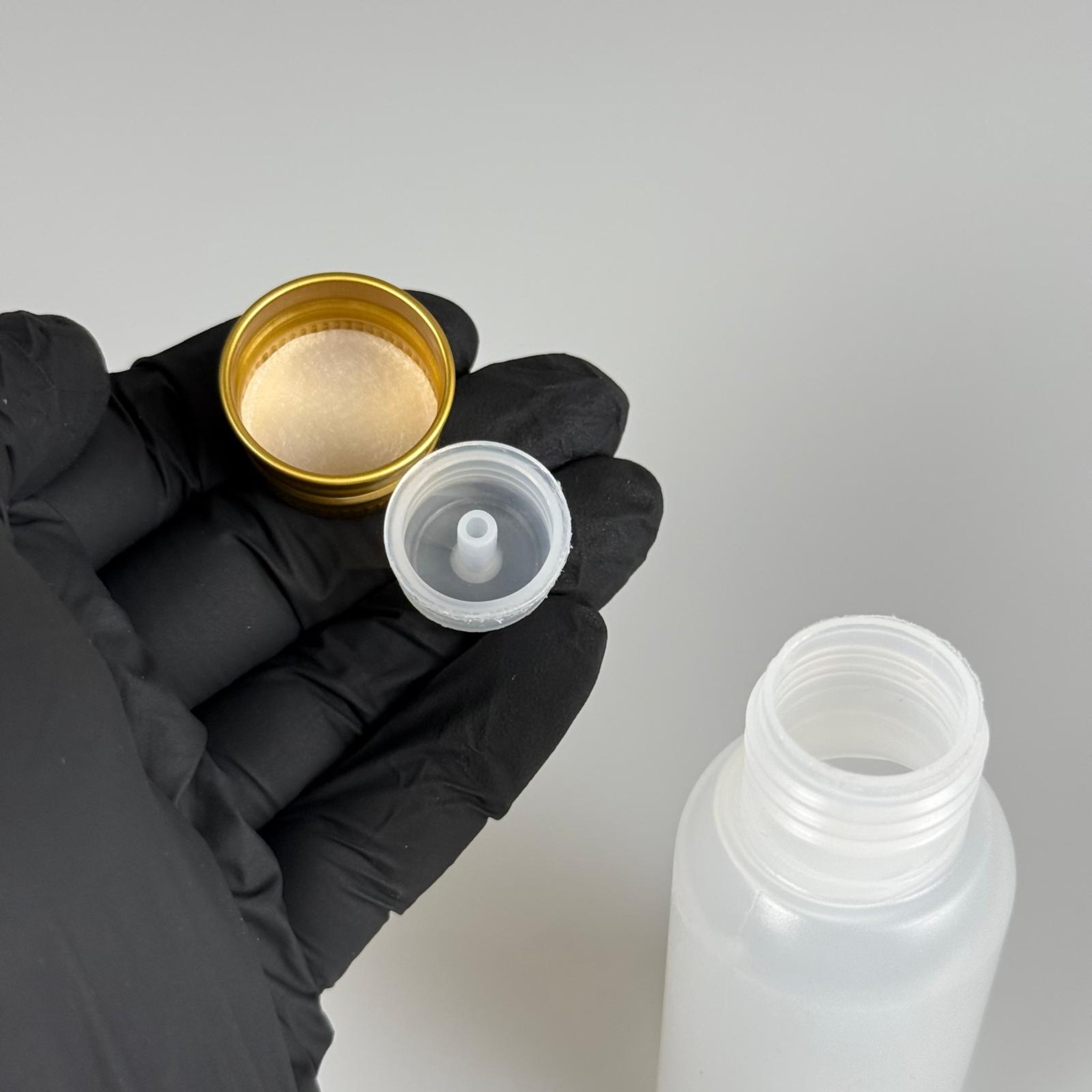50 ML SIKILABİLİR YUMUŞAK POLİETİLEN PE PLASTİK ASETON ŞİŞESİ ( 24 AĞIZ ) + KÖPÜK CONTALI GOLD METAL ALÜMİNYUM KAPAK + KOLONYA TIPALI TAKIM - 50 cc sos, yağ, kartuş, mürekkep vb için boş şişeler
