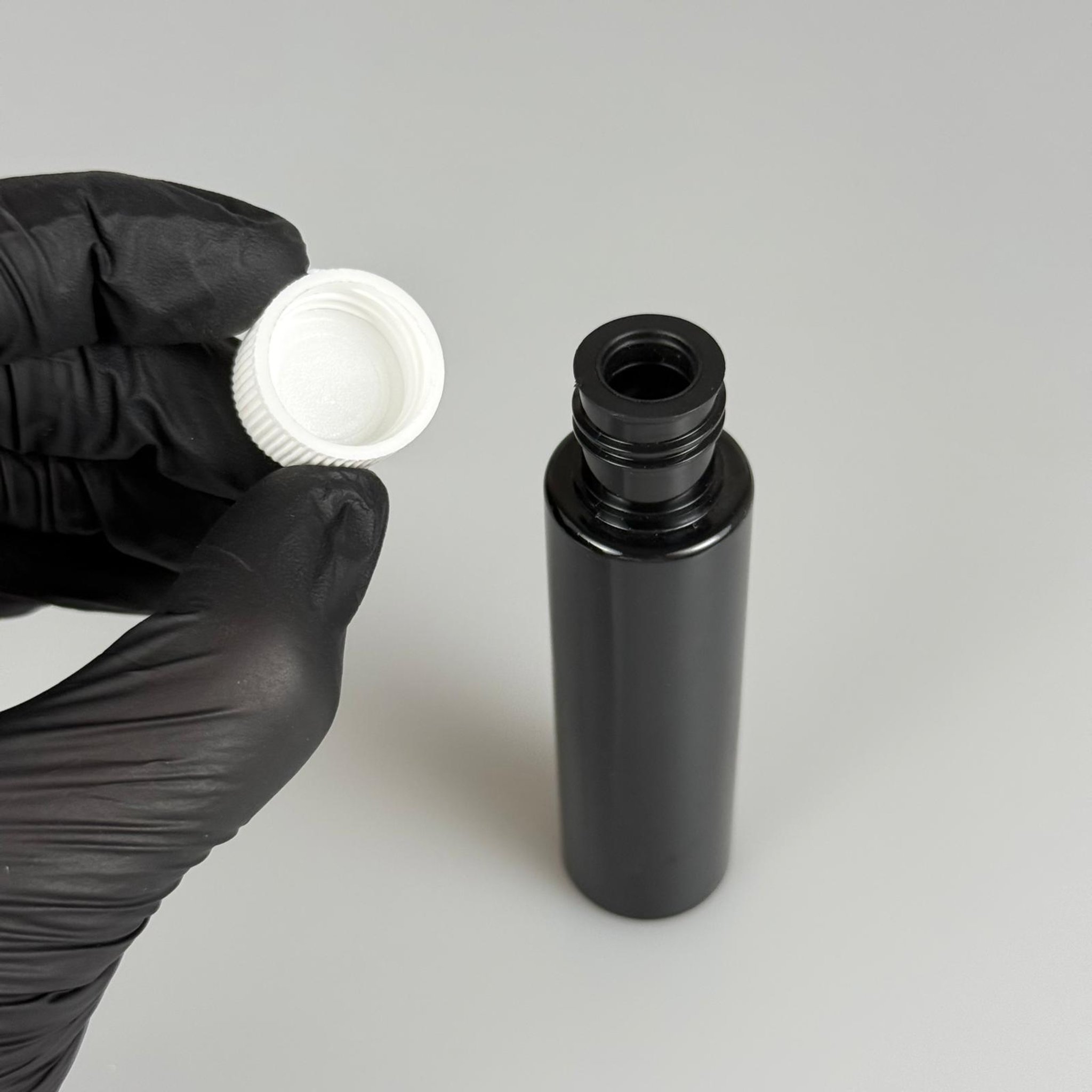 35 ML TIPALI, SIZDIRMAZ KAPAKLI PET ŞİŞE - 35 CC SİYAH PLASTİK ŞİŞE + CONTALI BEYAZ KAPAK + SİYAH KÖR TIPA TAKIM