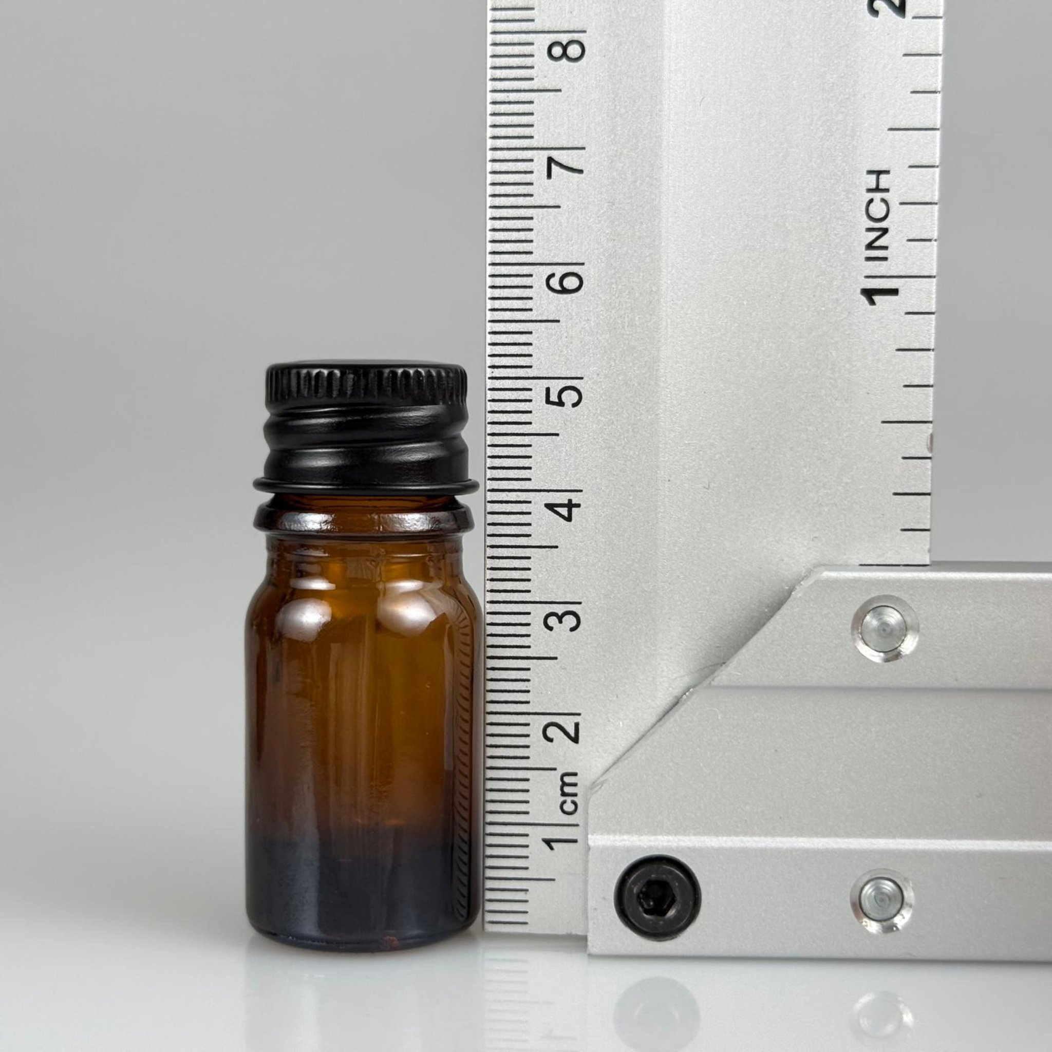 5 CC AMBER CAM ŞİŞE + KÖPÜK CONTALI SİYAH ALÜMİNYUM METAL KAPAKLI + KÖR TIPALI TAKIM - 5 ML KAHVERENGİCAM ŞİŞE