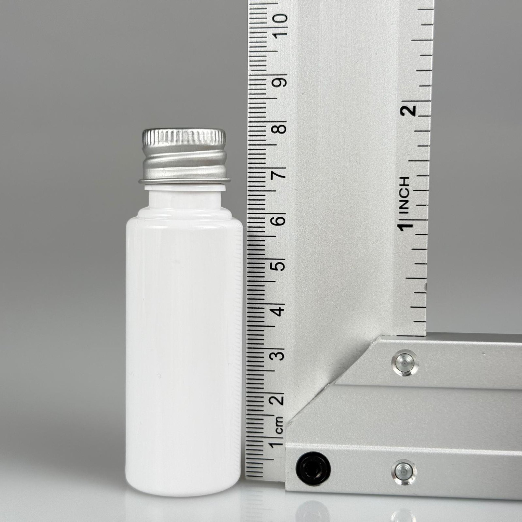 30 CC BEYAZ PET SHOT ŞİŞE - KÖPÜK CONTALI GÜMÜŞ ALÜMİNYUM METAL KAPAKLI + DAMLALIKLI KOLONYA TIPALI TAKIM - 30 ML PLASTİK ŞİŞE